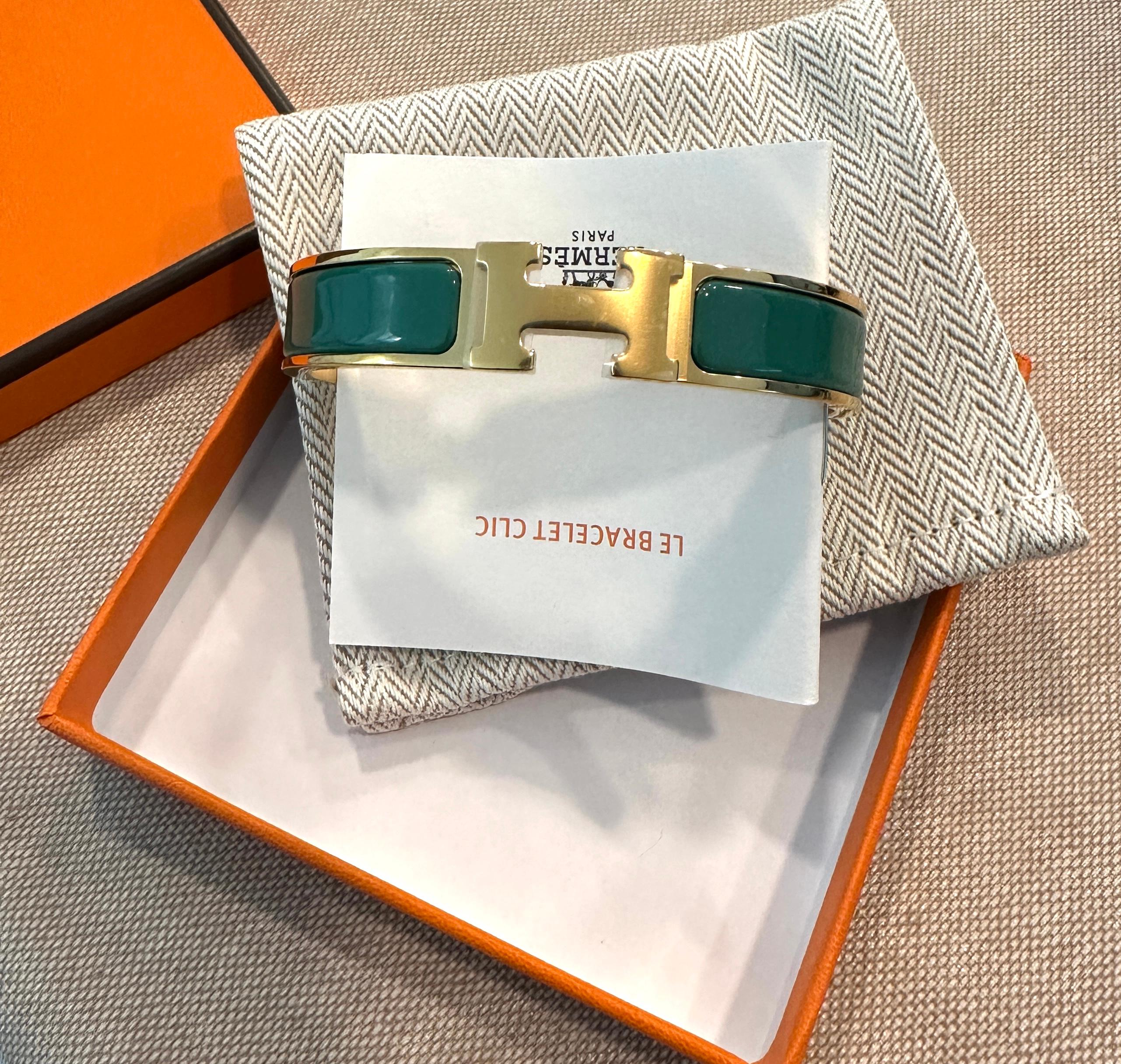 New Hermes Clic Clac H Bracelet Vert Flamboyent GM Yellow Gold Hardware GM In New Condition In West Chester, PA