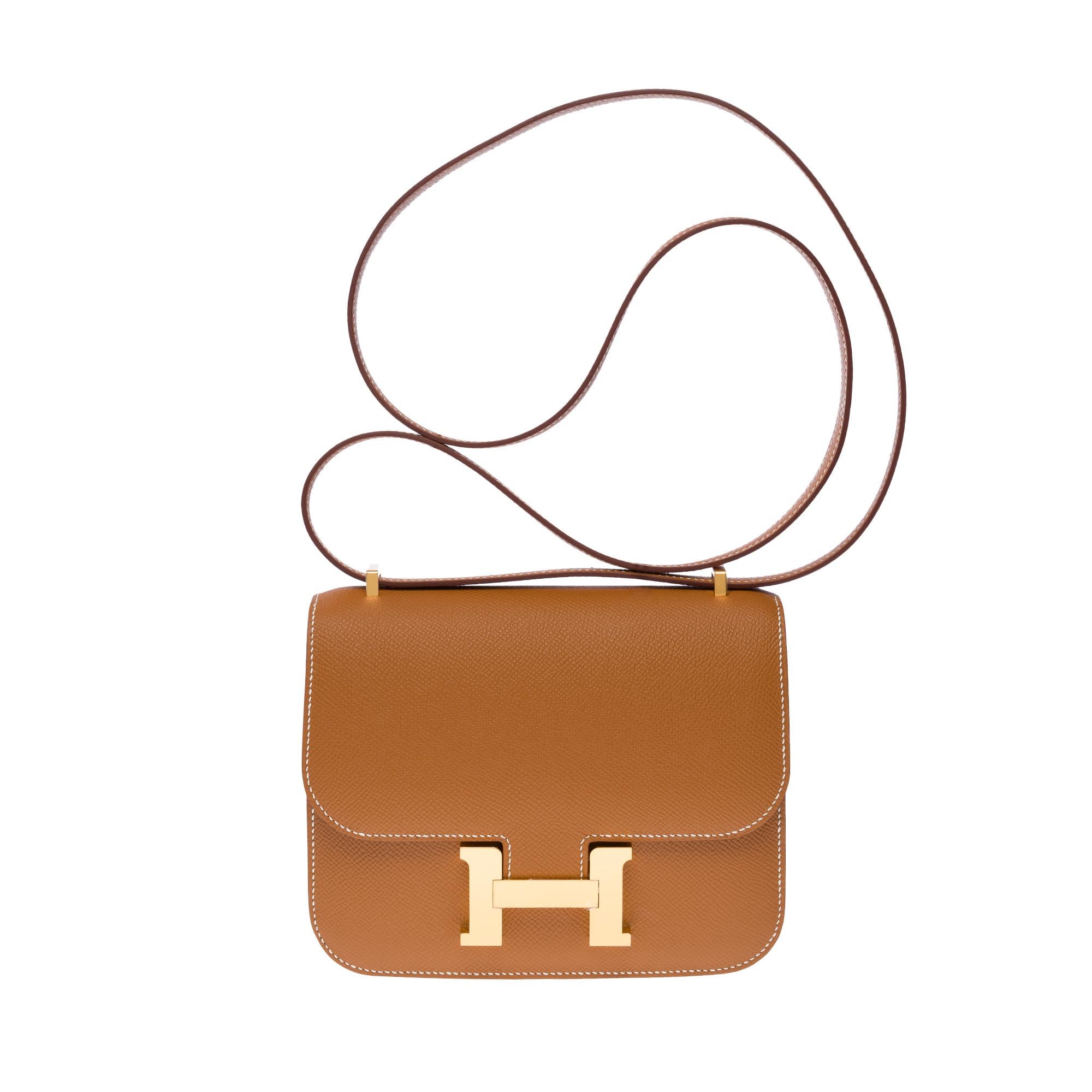 Exquisite Hermès Constance Mini 18 mirror shoulder bag in Gold Epsom calf leather with white stitching, gold plated metal hardware, a shoulder strap in gold epsom leather allowing a shoulder or shoulder or crossbody carry

Logo closure on flap
Gold