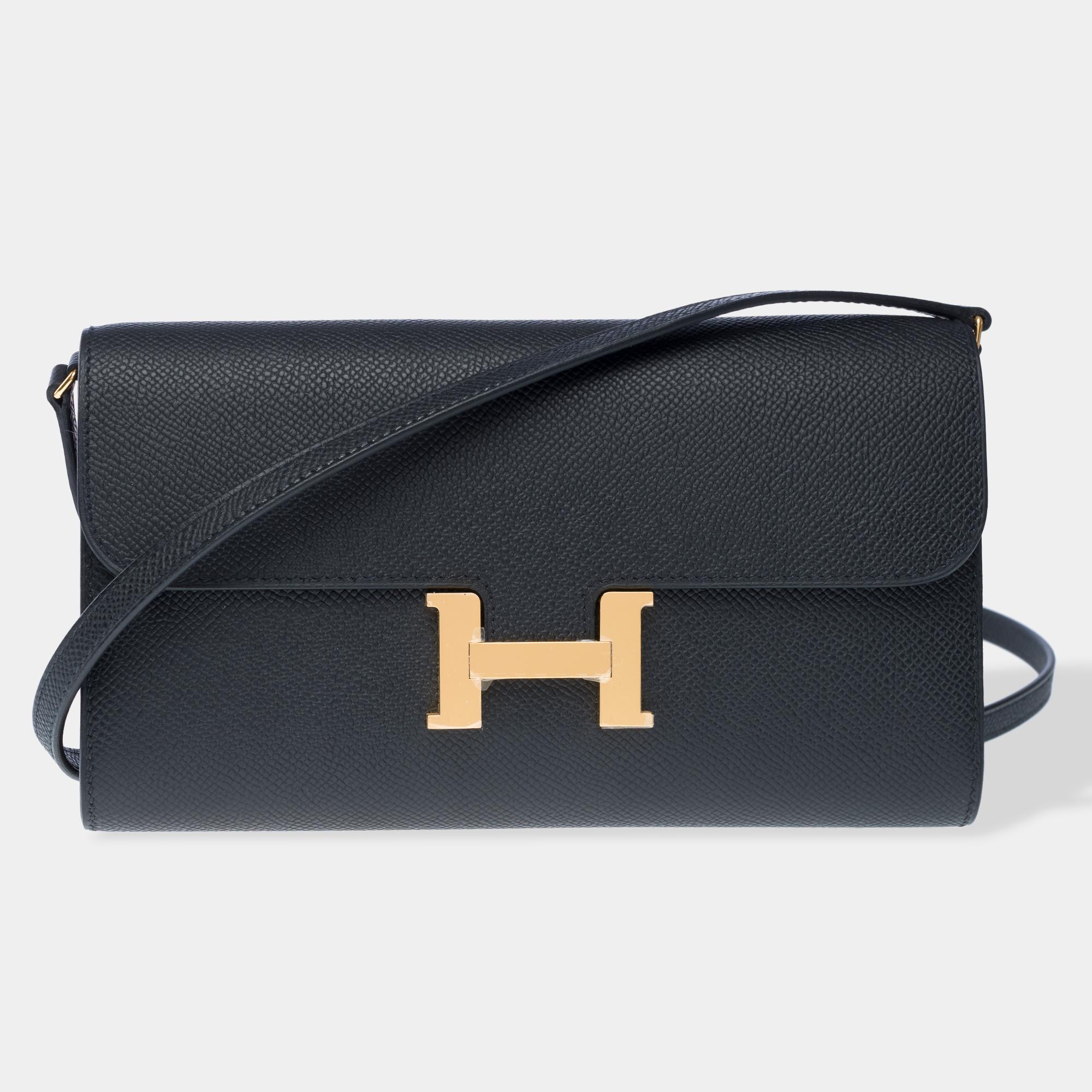 Classy​ ​Hermès​ ​Constance​ ​Long​ ​To​ ​Go​ ​shoulder​ ​bag​ ​in​ ​black​ ​epsom​ ​leather,​ ​golden​ ​metal​ ​trim,​ ​a​ ​black​ ​epsom​ ​leather​ ​handle​ ​for​ ​hand,​ ​shoulder,​ ​or​ ​crossbody​ ​carry

Flap​ ​closure
One​ ​flat​ ​pocket​