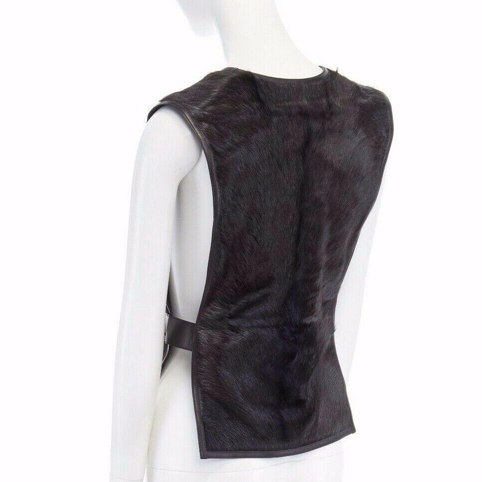 new HERMES dark green goat fur black leather lined belted scarf vest top FR38 S

HERMES
Goat fur, calfskin . Dark green goat fur outer. Trimmed in black calfskin leather . Fully lined in leather. Tonal stitching . Detachable leather belt with