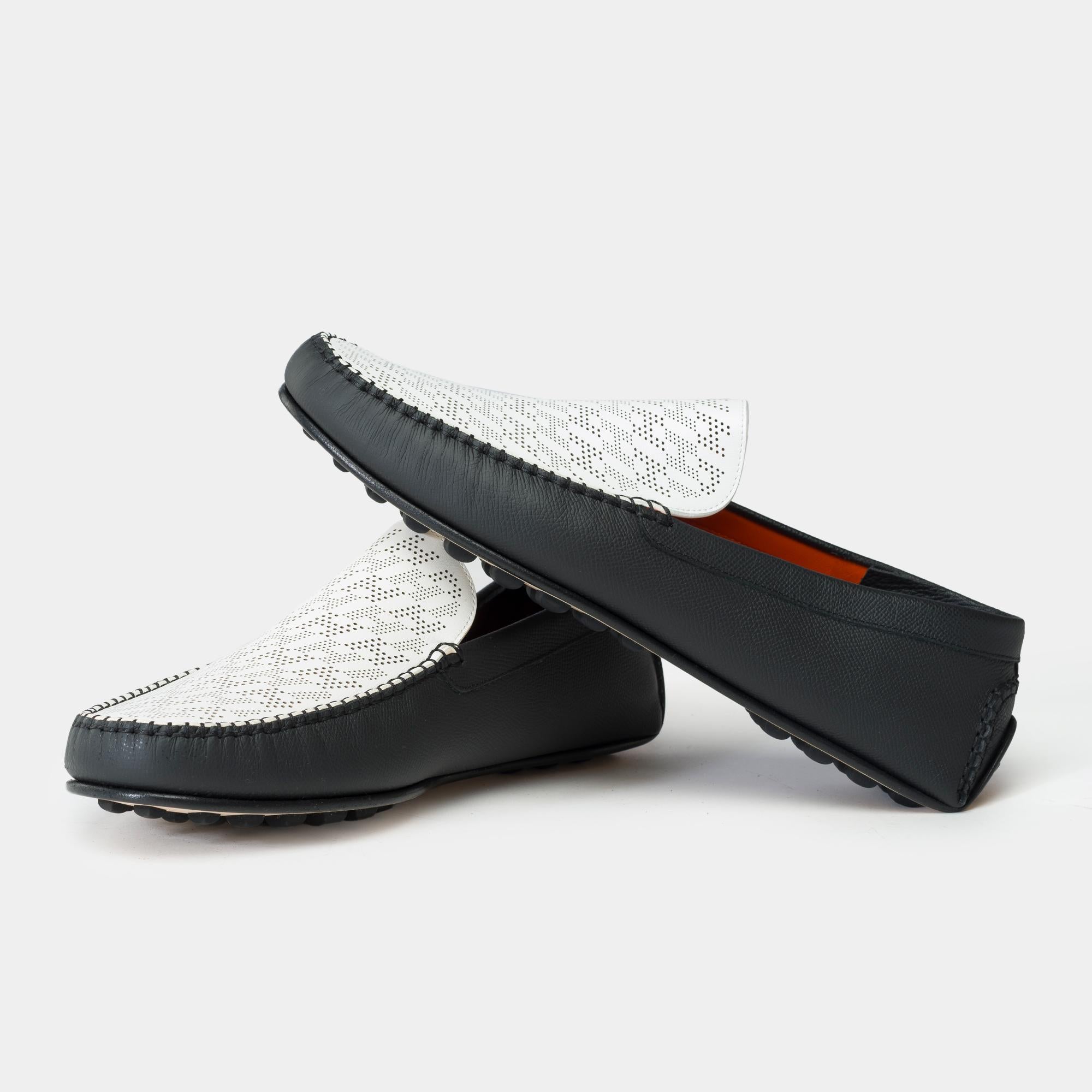 Hermès​ ​Driving​ ​loafer​ ​in​ ​Epsom​ ​calfskin​ ​and​ ​perforated​ ​calfskin​ ​with​ ​“H​ ​en​ ​Biais”​ ​motif.​ ​A​ ​casual​ ​look

Black​ ​rubber​ ​sole
Black​ ​leather​ ​edge
Orange​ ​goatskin​ ​insole​ ​and​ ​lining
Material:​ ​Epsom​