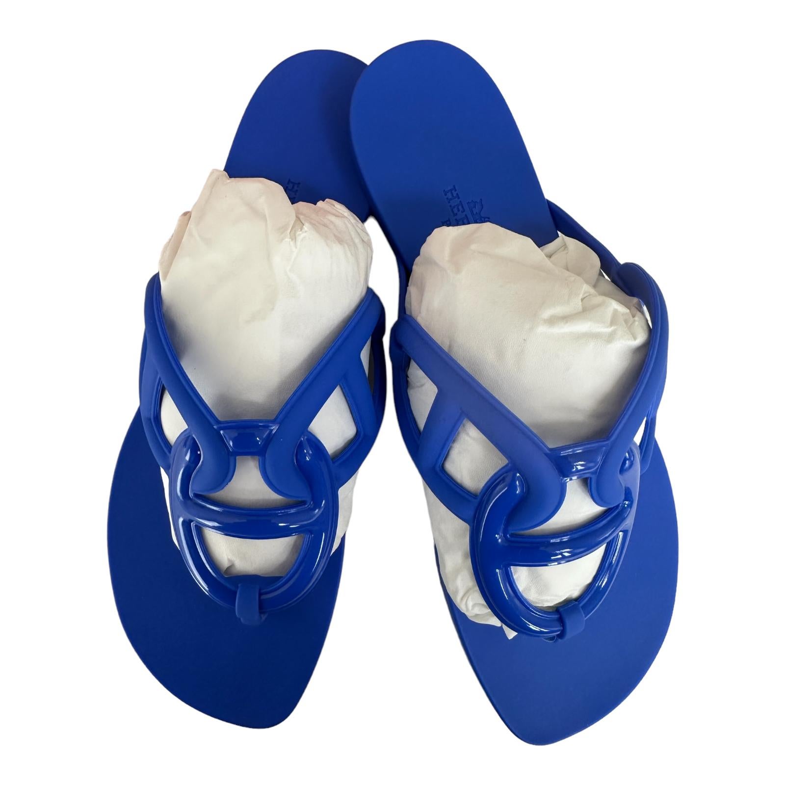 La sandale EgerieLa sandale Egerie
Chaine d'Ancre Motif
Bleu Outremer
Le prix de détail est de 325 $.
Un beau bleu vif
Sandale H en toile avec découpe emblématique du 