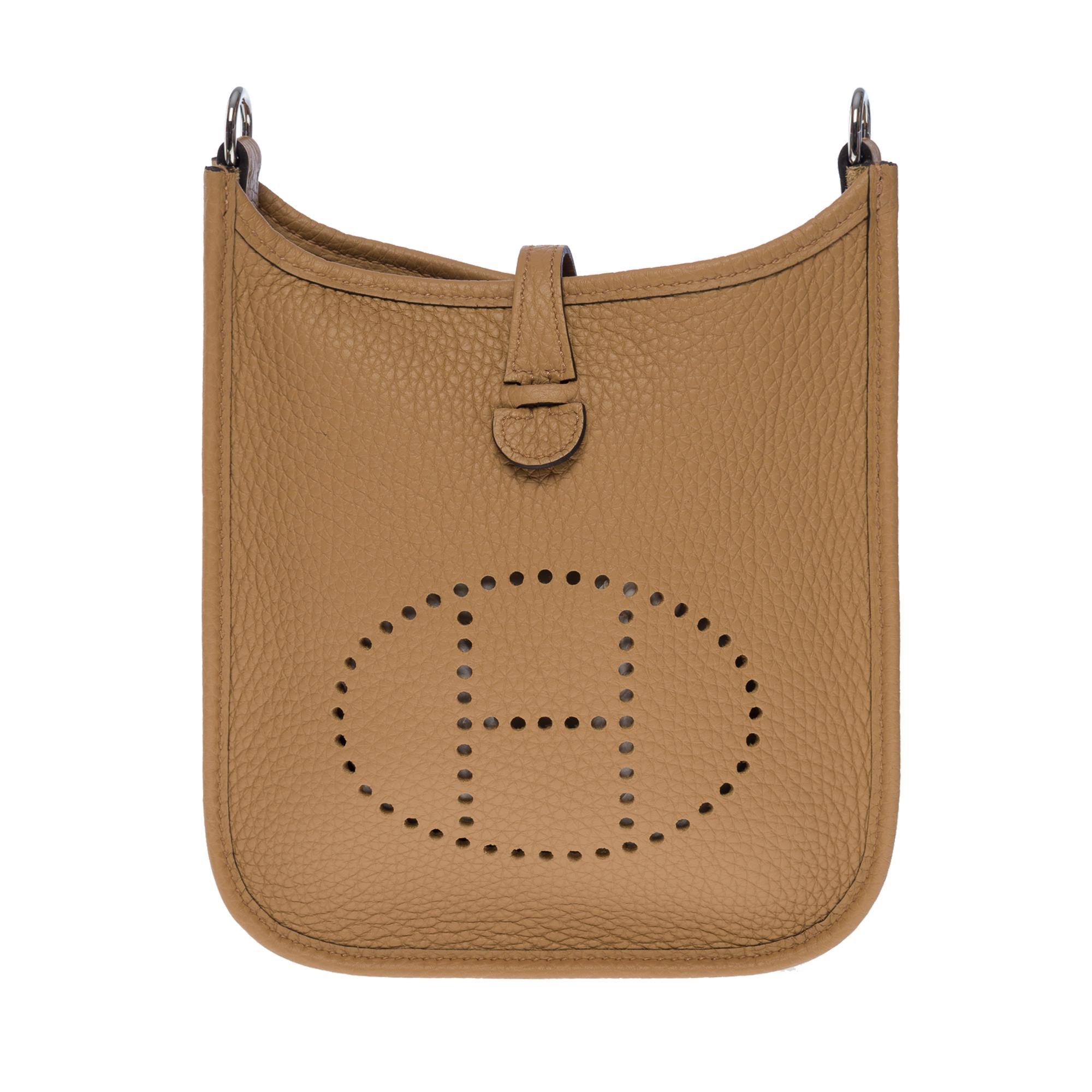 Gorgeous Hermes Evelyne 16 TPM Amazon in Chai leather Taurillon Clémence leather, palladium silver metal hardware, a removable shoulder strap in beige, blue and burgundy fabric allowing a shoulder or shoulder strap

Snap closure on flap
Beige suede