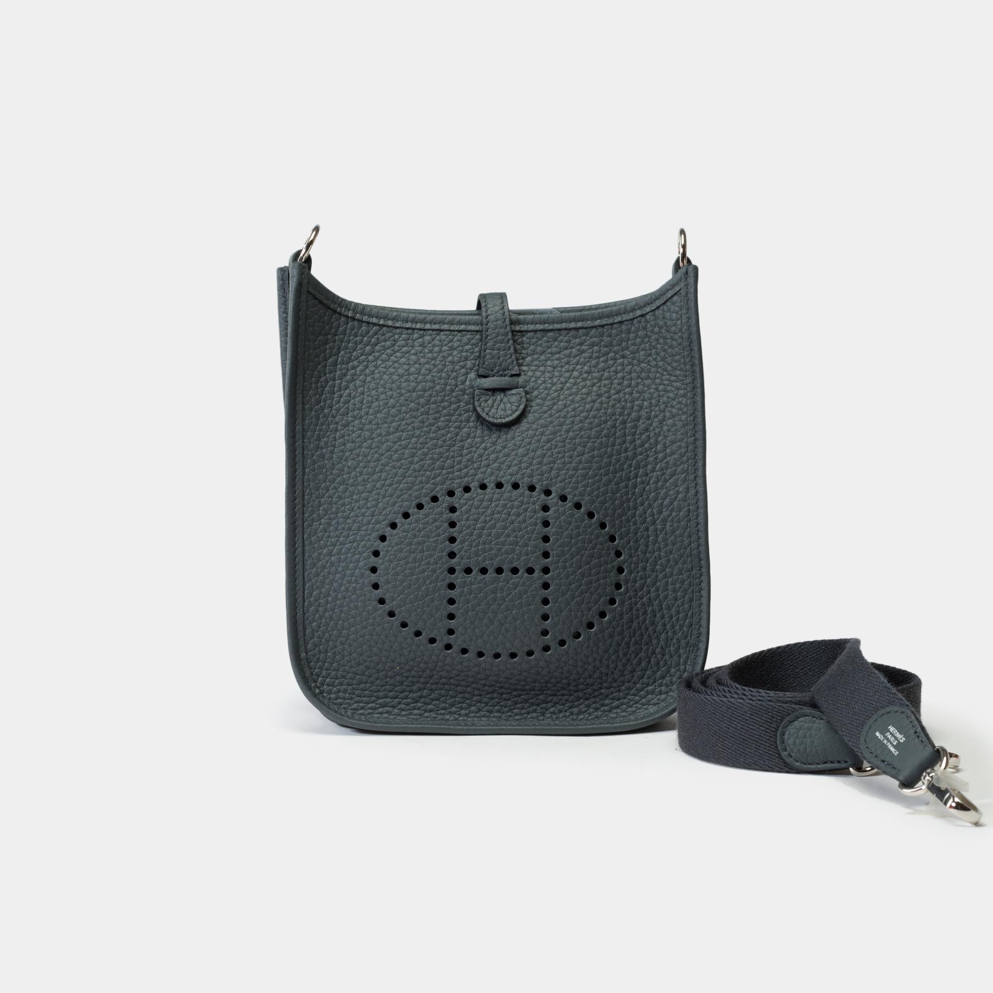 Splendid​ ​Hermes​ ​Evelyne​ ​16​ ​TPM​ ​shoulder​ ​bag​ ​in​ ​Misty​ ​Grey​ ​Taurillon​ ​leather,​ ​with​ ​palladium​ ​silver-tone​ ​metal​ ​hardware,​ ​and​ ​a​ ​removable​ ​grey​ ​canvas​ ​strap​ ​for​ ​shoulder​ ​or​ ​crossbody​ ​carry

Snap​