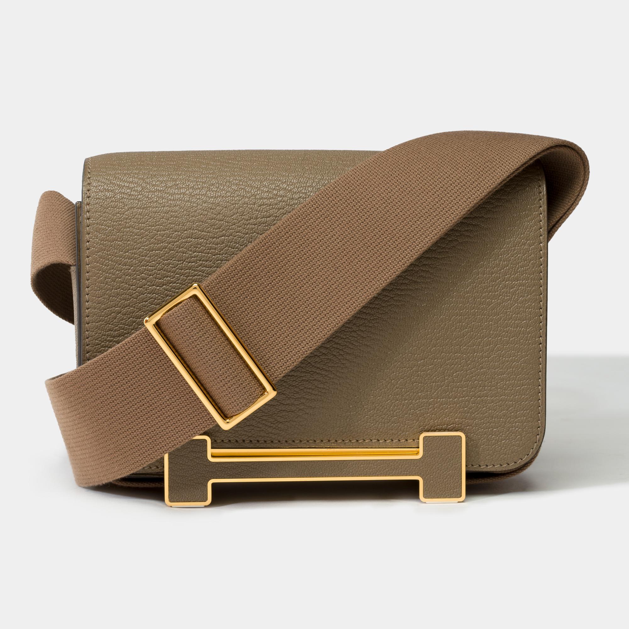Amazing​ ​Hermes​ ​Geta​ ​shoulder​ ​bag​ ​in​ ​etoupe​ ​Chevre​ ​Mysore​​ (Goat) ​leather,​ ​gold​ ​plated​ ​metal​ ​trim,​ ​an​ ​adjustable​ ​strap​ ​in​ ​étoupe​ ​canvas​ ​for​ ​shoulder​ ​or​ ​crossbody​ ​carry

Logo​ ​closure​ ​on​