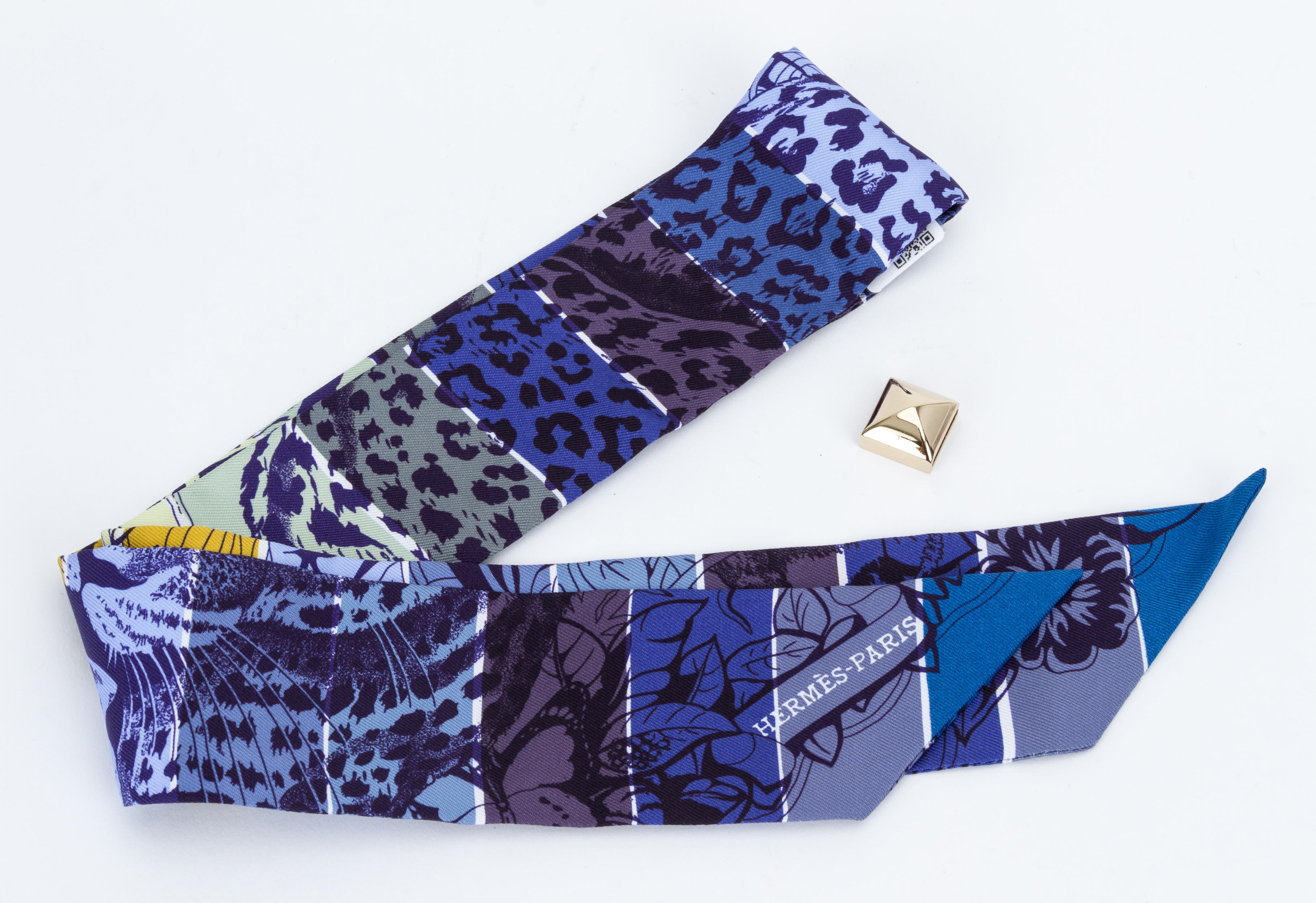Hermès Ghepard Twilly-Schal mit blauem Druck und goldfarbenen Beschlägen. Wird im Karton geliefert.