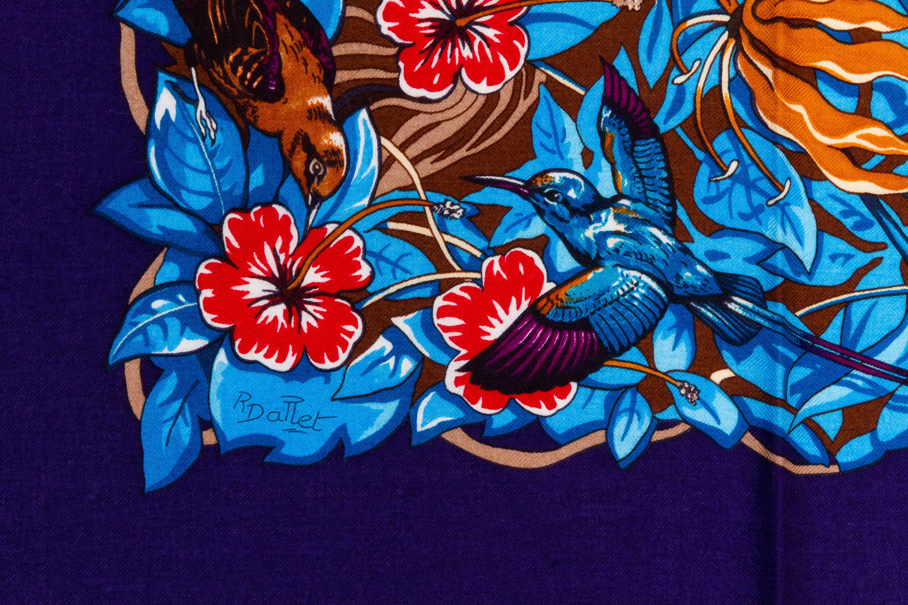 Hermes nuovo in bob con nastro. Scialle quadrato di 55 pollici in seta misto cashmere con stampa Jungle Love dell'artista Dallet. Bordi arrotolati a mano. 