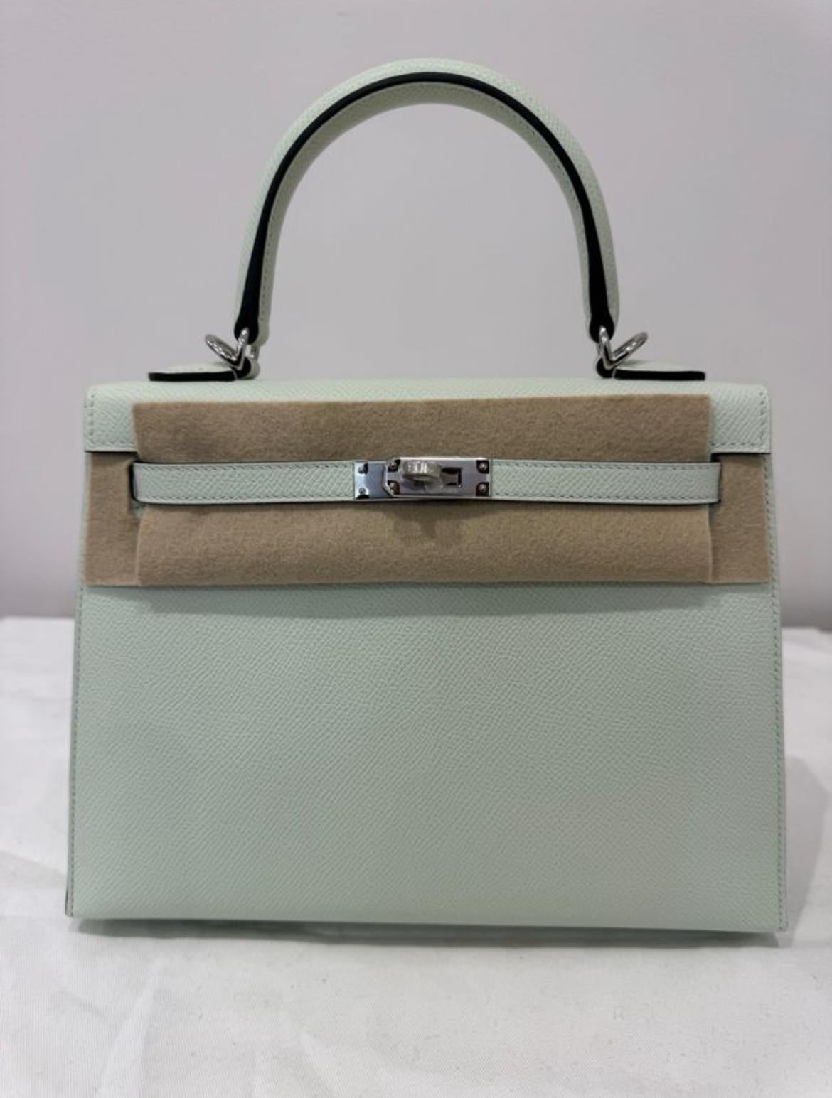 Hermes New Hermes Kelly 25 Epson Vert Frizz  Epsom Palladium Hardware 
2022. With box and papers
Excellent Condition. A Collectors Piece
Measurements : 22cm High x 25cm Wide x 10cm Deep
The Kelly bag came to success when it was first paparazzied on