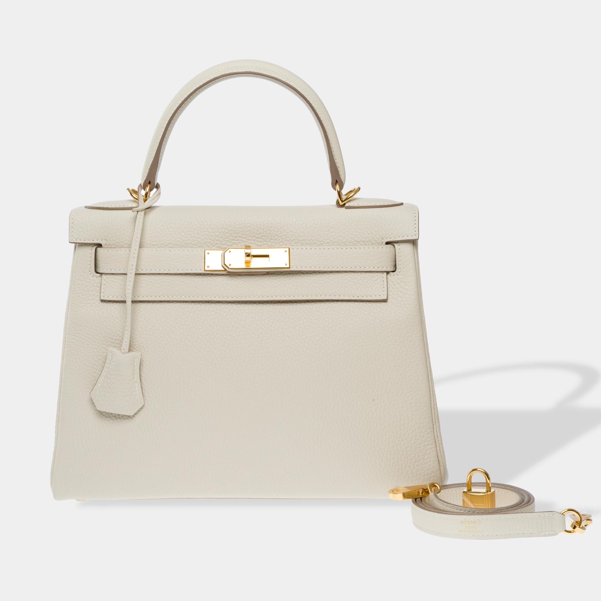 Eccezionale tracolla Hermes Kelly 28 retourné in pelle Craie Togo, finiture in metallo dorato, manico singolo in pelle bianca, tracolla rimovibile in pelle bianca per il trasporto a mano, a spalla o crossbody

Chiusura con patta
Fodera interna in