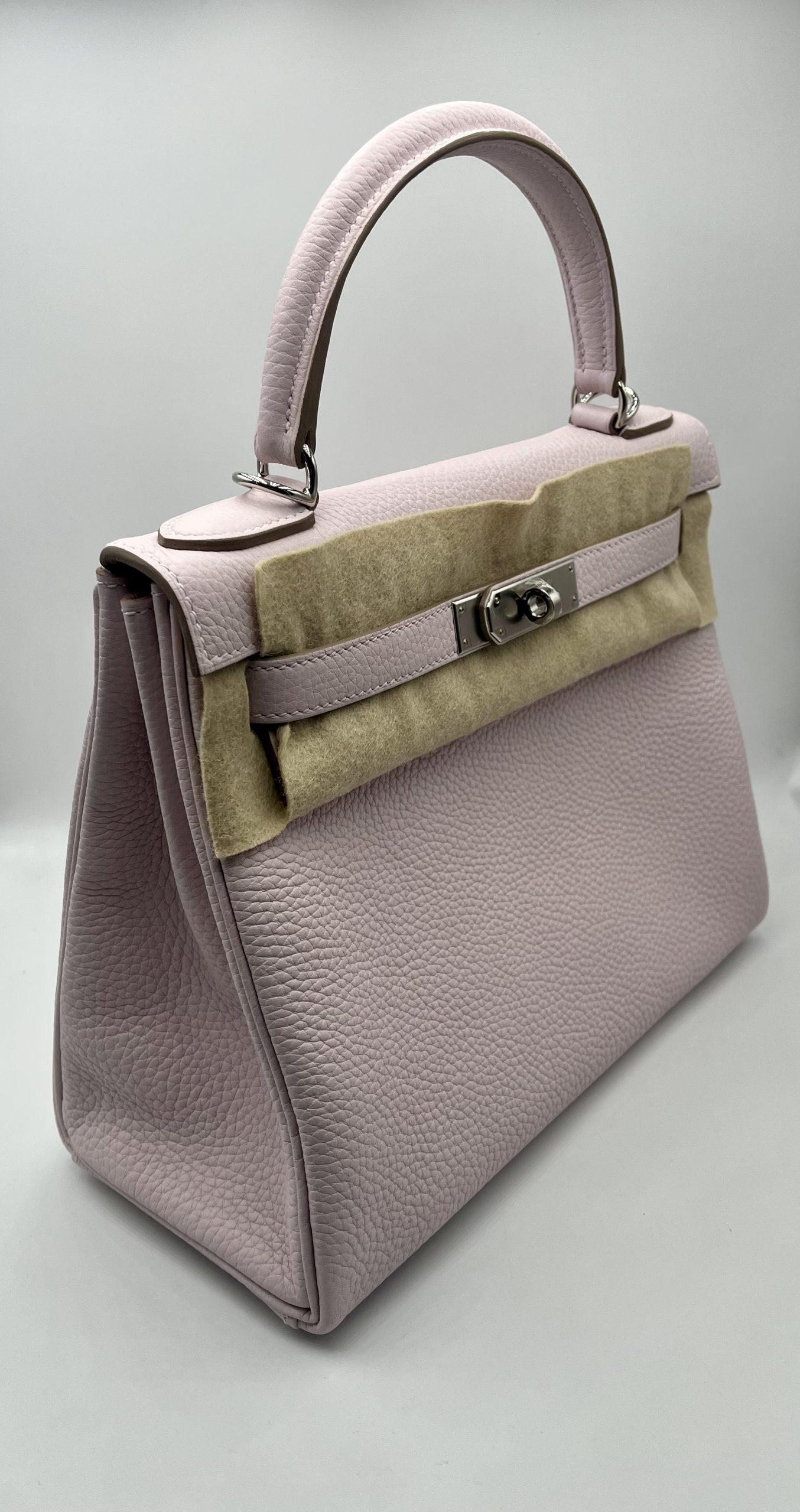 Hermes Kelly 28 Mauve Pale Clemence PHW B 2023 Full Set Gold Hardware 
New Never used. A Collectors Piece
Measurements : 22cm High x 28cm Wide x 10cm Deep
The Kelly bag came to success when it was first paparazzied on the bumpy belly of Princess