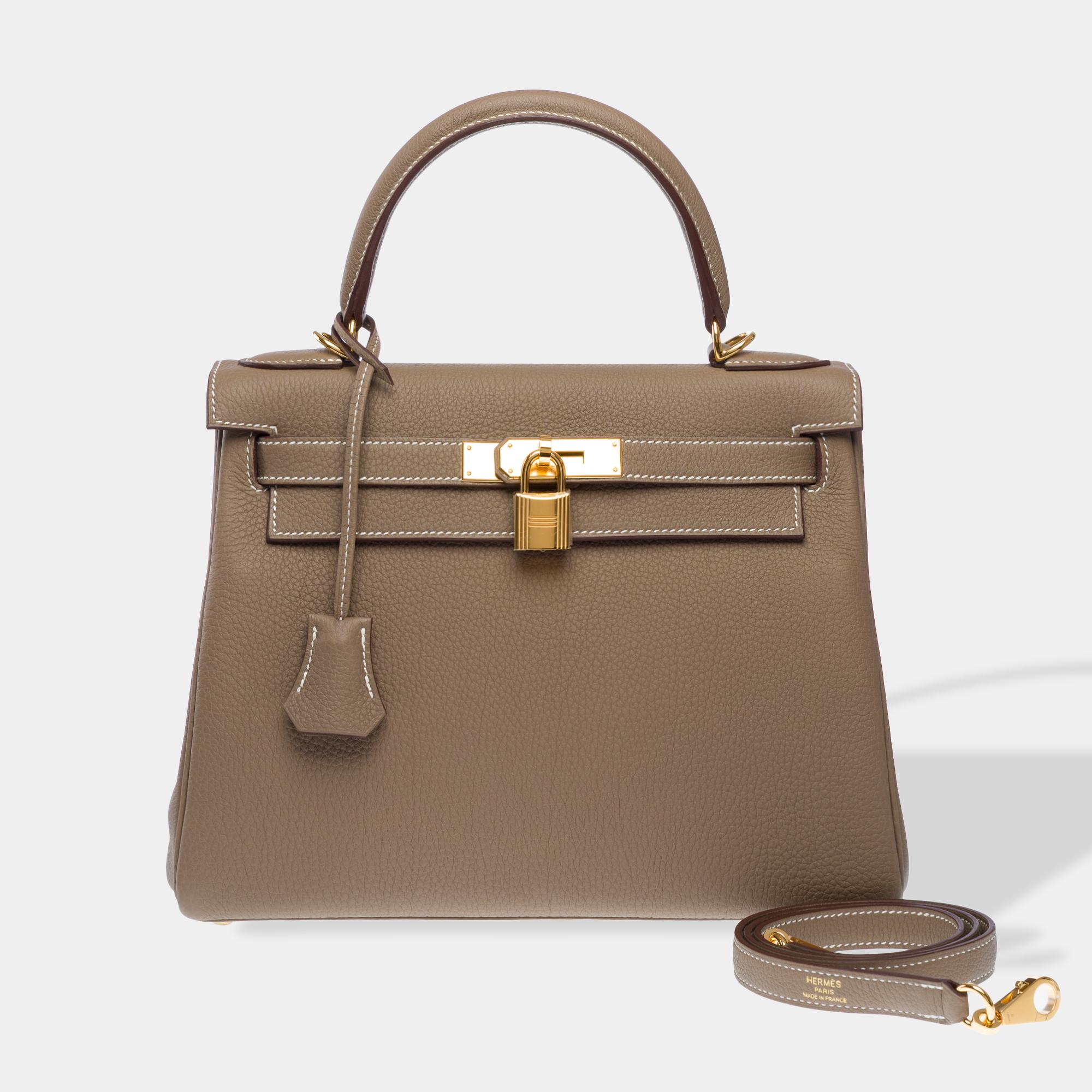 Exceptional​ ​Hermes​ ​Kelly​ ​28​ ​handbag​ ​strap​ ​in​ ​Etoupe​ ​Togo​ ​calf​ ​leather​ ​with​ ​white​ ​stitching,​ ​gold​ ​metal​ ​trim,​ ​single​ ​handle​​​​​​​​​ ​in​ ​grey​ ​​​​​​leather,​ ​removable​ ​shoulder​ ​strap​ ​handle​ ​in​ ​grey​