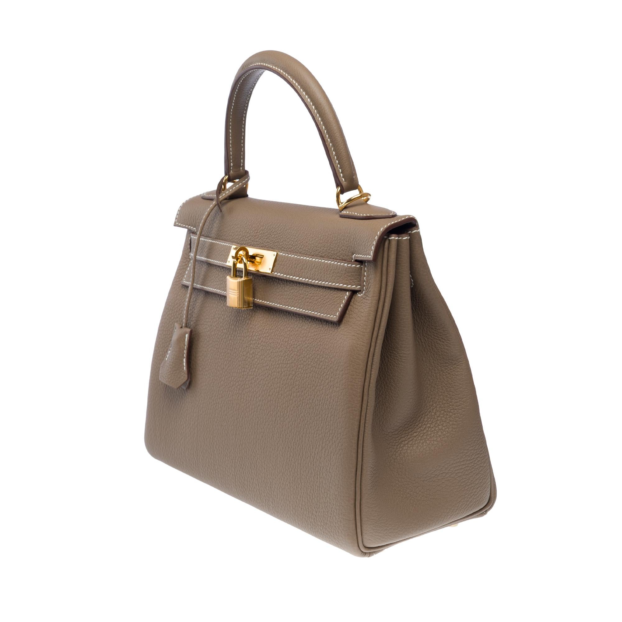 Women's New Hermès Kelly 28 retourne handbag strap in Etoupe Togo Calf leather, GHW For Sale
