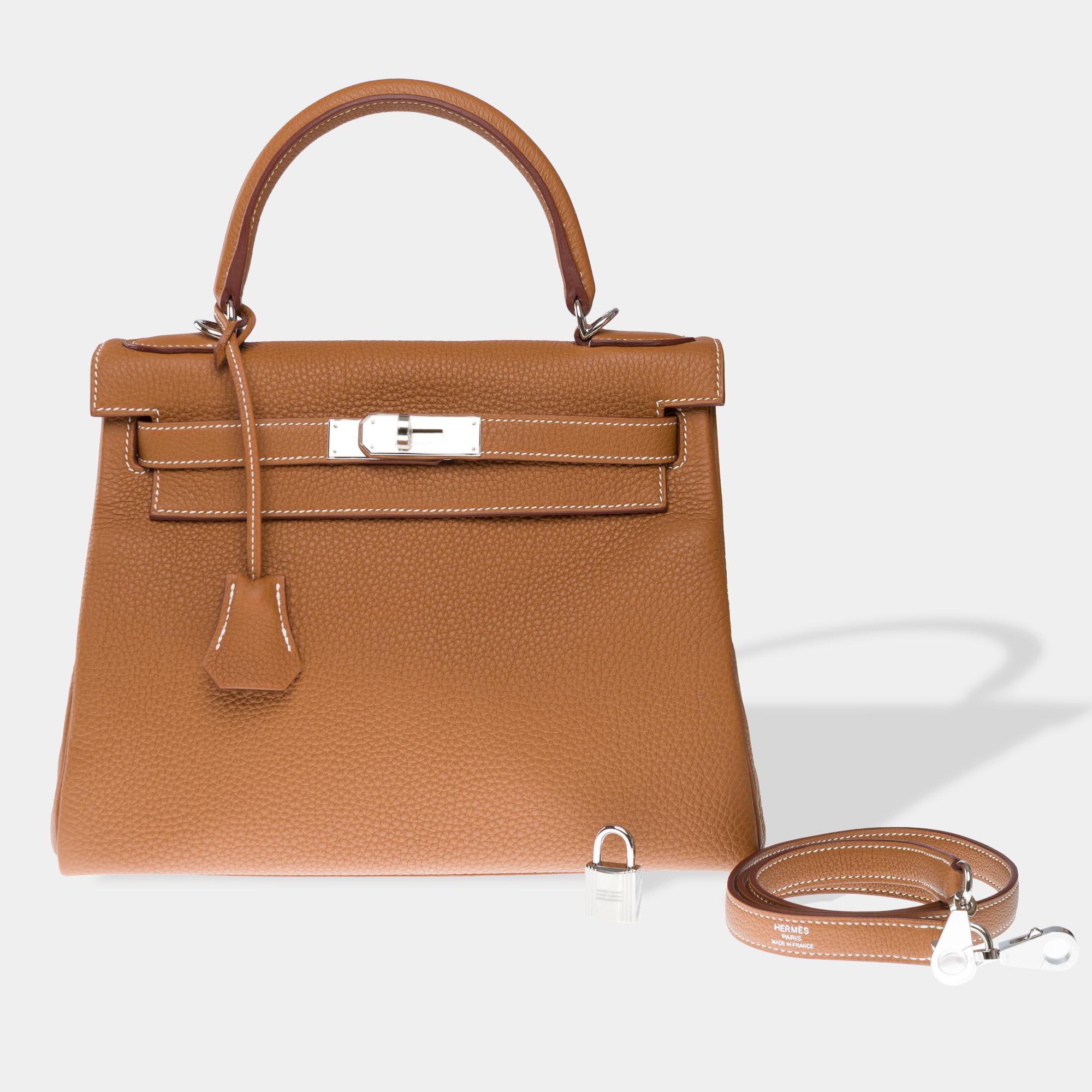 Beautiful​ ​Hermès​ ​Kelly​ ​28​ ​retourne​ ​handbag​ ​strap​ ​in​ ​Gold​ ​Togo​ ​calf​ ​leather​ ​,​ ​silver​ ​palladium​ ​trim,​ ​single​ ​leather​ ​handle,​ ​removable​ ​gold​ ​leather​ ​shoulder​ ​strap​ ​allowing​ ​a​ ​hand​ ​carry,​ ​over​
