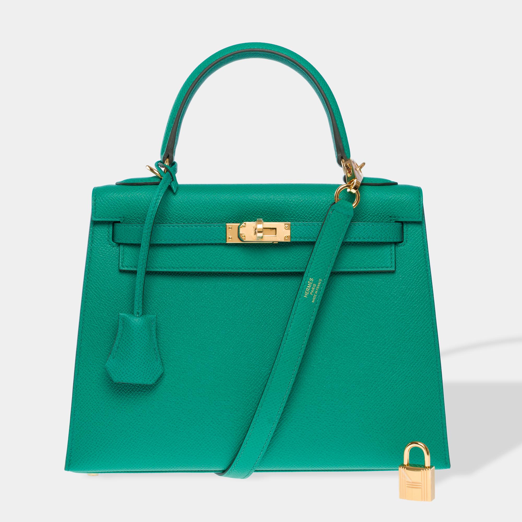 Exceptional​ ​Hermes​ ​Kelly​ ​25​ ​sellier​ ​shoulder​ ​bag​ ​in​ ​Vert​ ​Jade​ ​Epsom​ ​calfskin​ ​leather,​ ​gold​ ​metal​ ​trim,​ ​single​ ​handle​ ​in​ ​green​ ​Epsom​ ​leather,​ ​and​ ​a​ ​removable​ ​shoulder​ ​strap​ ​in​ ​green​ ​Epsom​