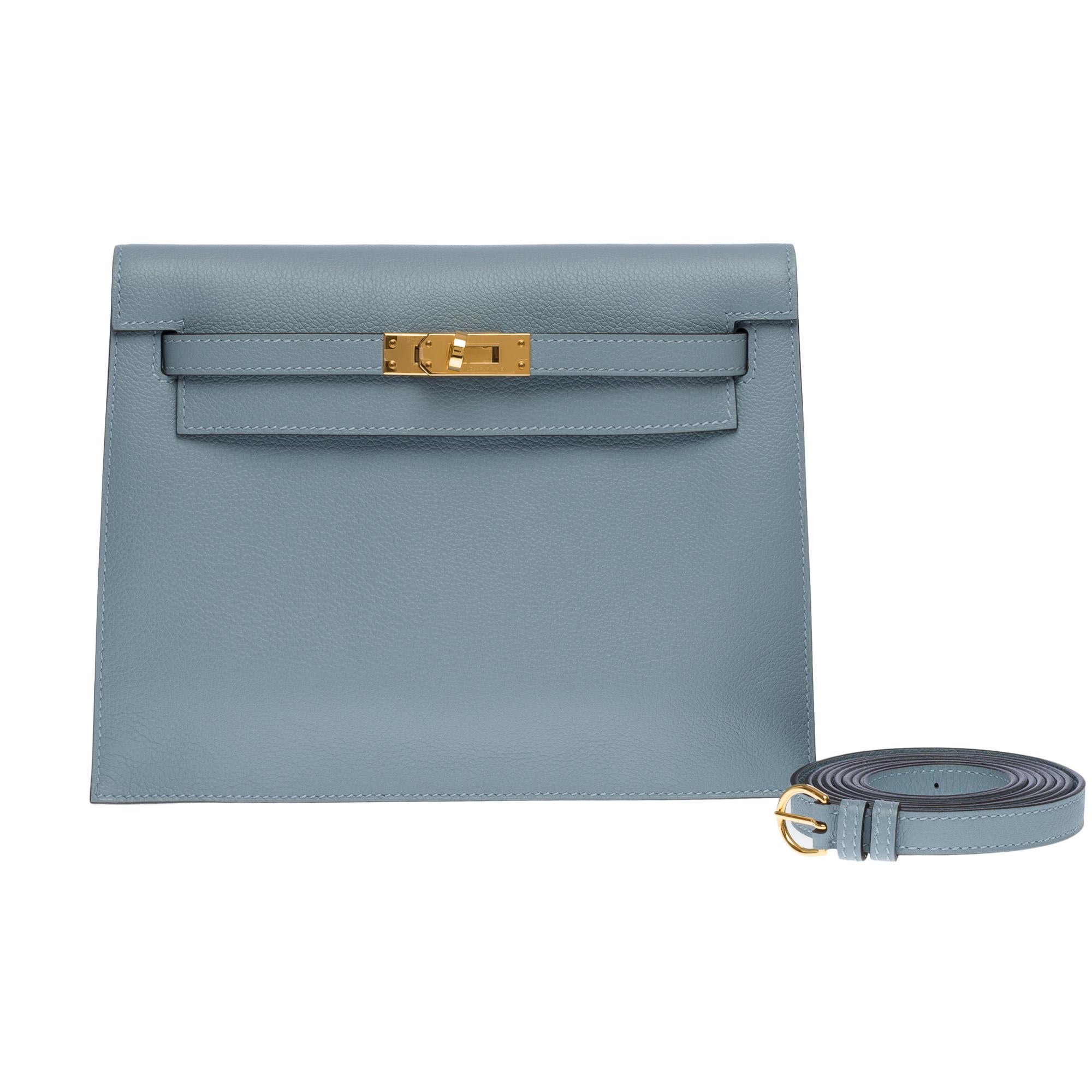 Charming Hermes Danse Belt-Pouch in Blue lin Evercolor leather , gold-plated metal hardware, adjustable removable handle in blue leather allowing an adjustment of the pouch at the waist or shoulder carry

Flap closure
Inner lining in blue leather,