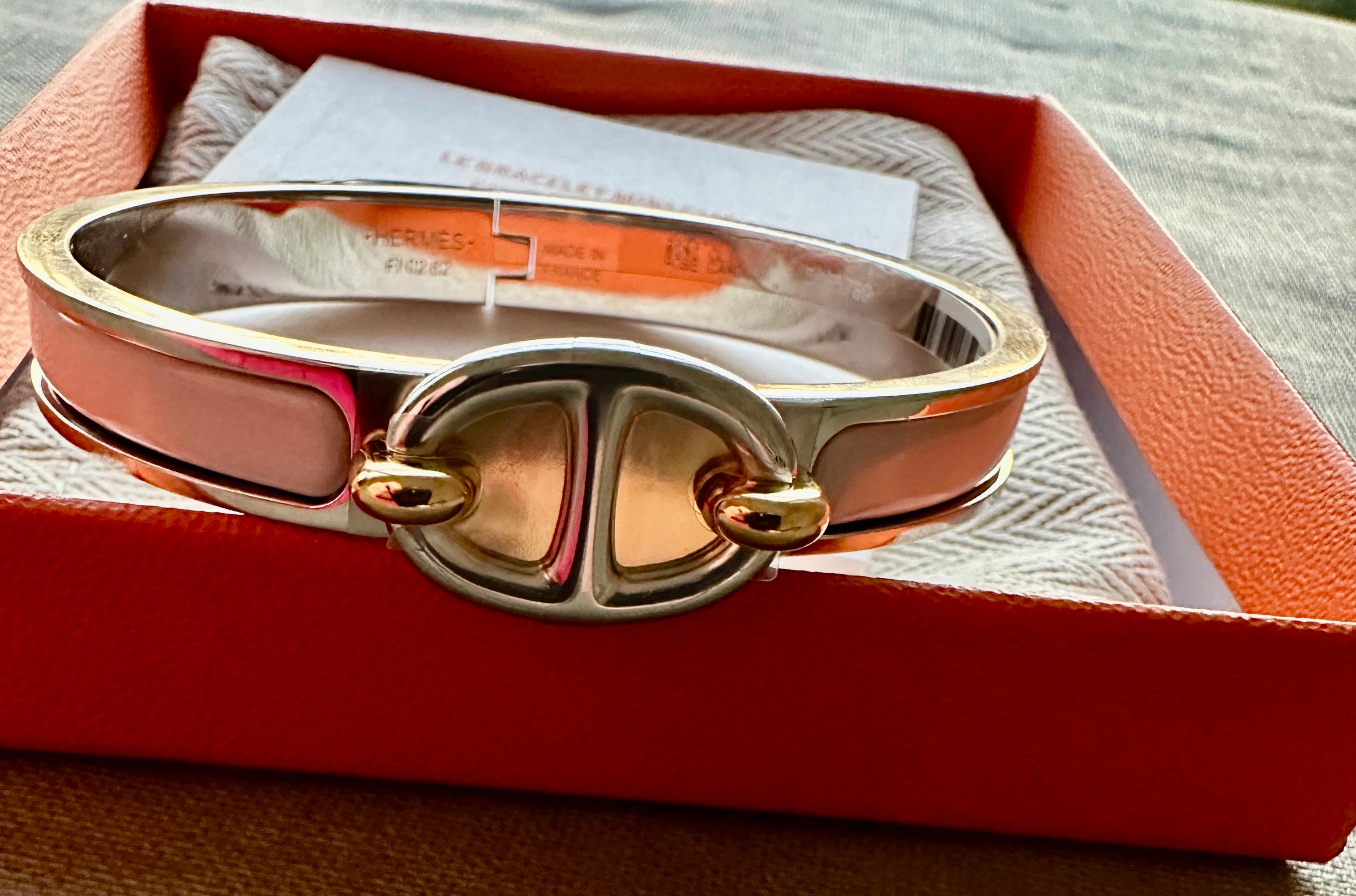 Newest Style
Mini Clic Chaine d’Ancre bracelet
Narrow bracelet in plain enamel with palladium-plated hardware.
Touches of gold plate on the chaine dancre
So pretty can  mix with gold or silver jewelry, even the new Birkin bags that just came out