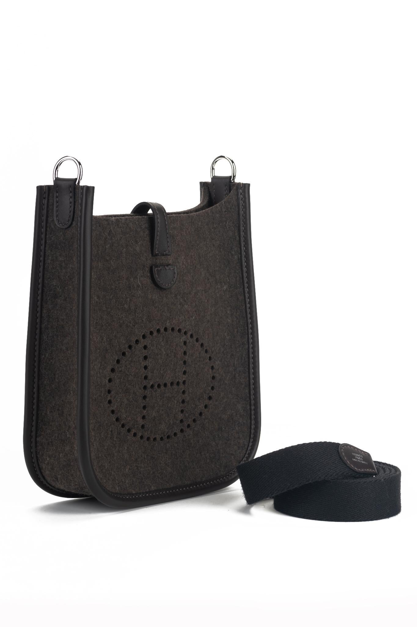 Rare sac à bandoulière Hermès mini Evelyne en feutre brun, cuir swift brun avec matériel palladium. Jamais utilisé. Daté 
