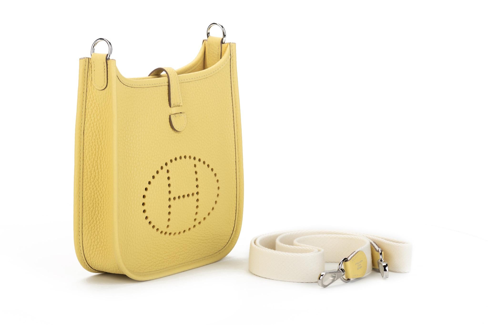 Hermès mini Evelyne Umhängetasche aus jaune poussin clemence Leder mit palladiumfarbener Hardware und weißem Schulterriemen. Nie benutzt. Das Datum 