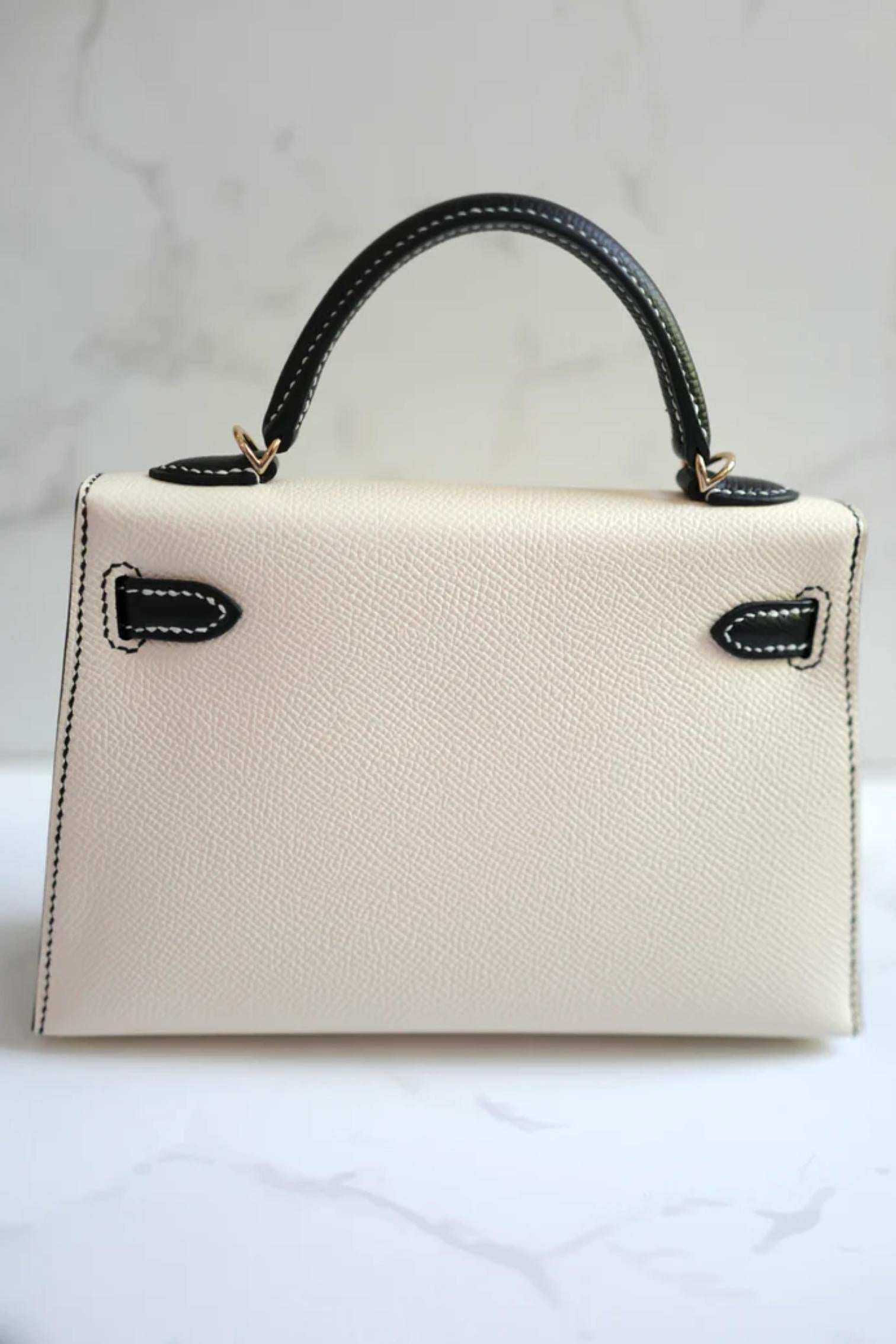 Le Mini Kelly 20 HSS d'Hermès en Craie et Noir est une véritable pièce de collection qui incarne l'élégance intemporelle et le travail sur mesure. Créé sur commande spéciale (HSS), ce sac présente une rare combinaison bicolore de Craie (un blanc