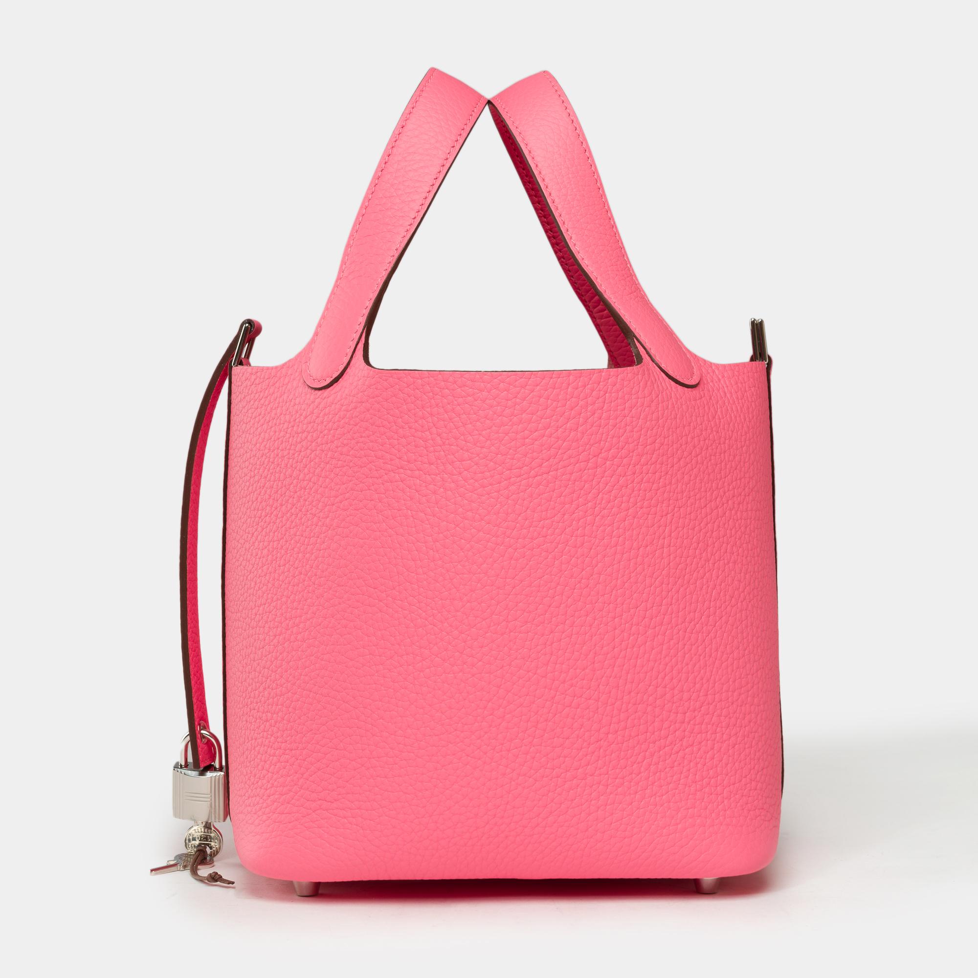 Sublime​ ​Hermes​ ​Picotin​ ​Lock​ ​18​ ​handbag​ ​in​ ​Rose​ ​Azalée​ ​Taurillon​ ​Clémence​ ​leather​ ​,​ ​palladium​ ​silver​ ​metal​ ​trim,​ ​double​ ​handle​ ​in​ ​pink​ ​leather​ ​allowing​ ​a​ ​hand​ ​carry

Closure​ ​by​ ​leather​