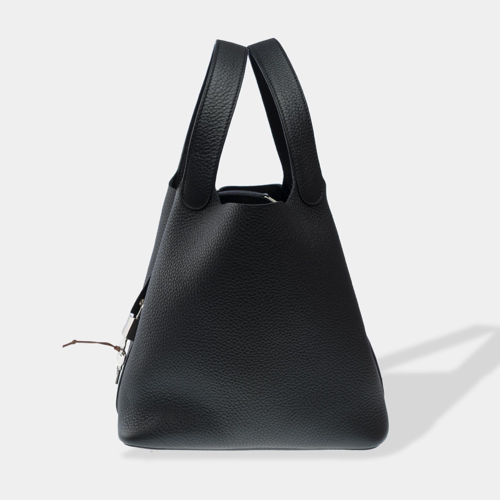 Magnificent​ ​Hermes​ ​Picotin​ ​22​ ​handbag​ ​in​ ​black​ ​Taurillon​ ​Clémence​ ​leather,​ ​silver-plated​ ​metal​ ​trim,​ ​double​ ​black​ ​leather​ ​handle​ ​for​ ​carrying​ ​by​ ​hand

Strap​ ​closure​ ​Leather
Interior​ ​in​ ​black​