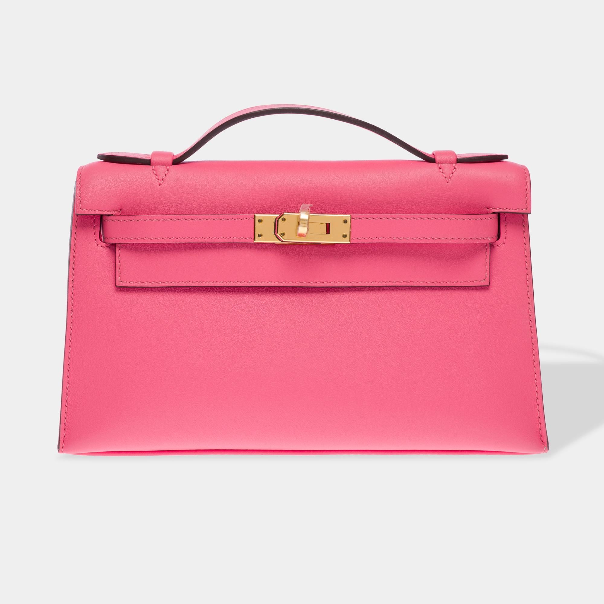 Beautiful​​ ​​Hermès​​ ​​Kelly​​ ​​Clutch​​ ​​in​​ ​​Swift​​ ​​Rose​​ ​​Azalée​​ ​​calfskin,​​ ​​with​​ ​​gold​​ ​​metal​​ ​​trim,​​ ​​and​​ ​​a​​ ​​pink​​ ​​leather​​ ​​handle​​ ​​for​​ ​​hand​​ ​​carry

Flap​​ ​​closure
Pink​​ ​​leather​​