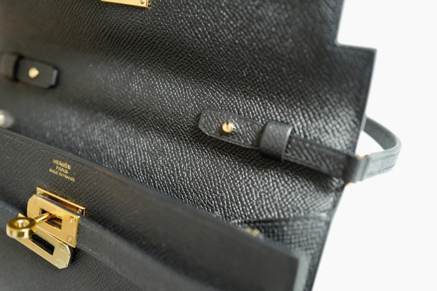 NUOVO Hermes Sac Kelly To Go in Noir/Nero Epsom Gold HW con tracolla in vendita 7