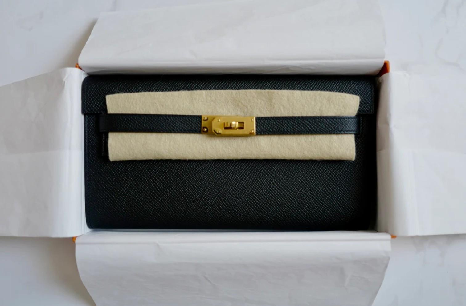 Chic, senza tempo e infinitamente versatile, la Kelly To Go di Hermès in pelle nera Epsom con finiture dorate è l'ultima novità del lusso quotidiano. Questo capo, che riprende in chiave moderna l'iconica silhouette Kelly, fonde perfettamente