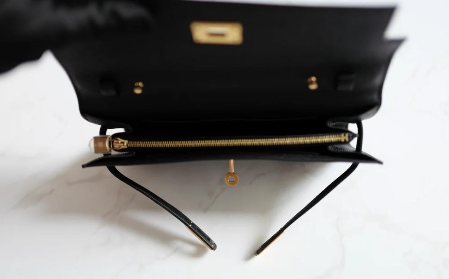 NUOVO Hermes Sac Kelly To Go in Noir/Nero Epsom Gold HW con tracolla in vendita 3