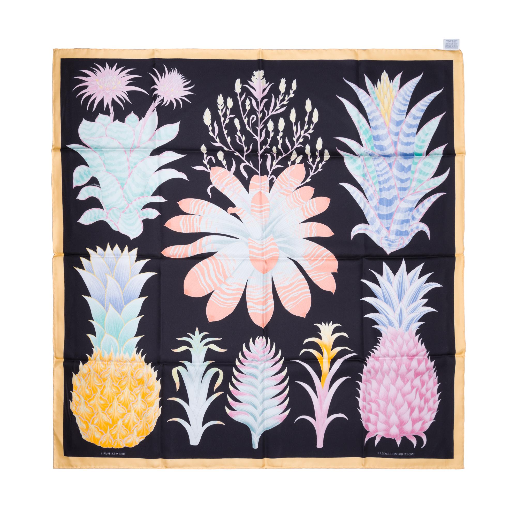 Beautiful​ ​Hermès​ ​scarf​ ​“Index​ ​Bromeliaceae”​ ​black​ ​and​ ​yellow​ ​in​ ​silk​ ​square
Model:​ ​Index​ ​Bromeliaceae
Dimensions:​ ​90x90​ ​cm​ ​(35x35​ ​Inches)

Reference:​ ​101635

General​ ​condition:​ ​9/10
In​ ​excellent​ ​close​ ​to​