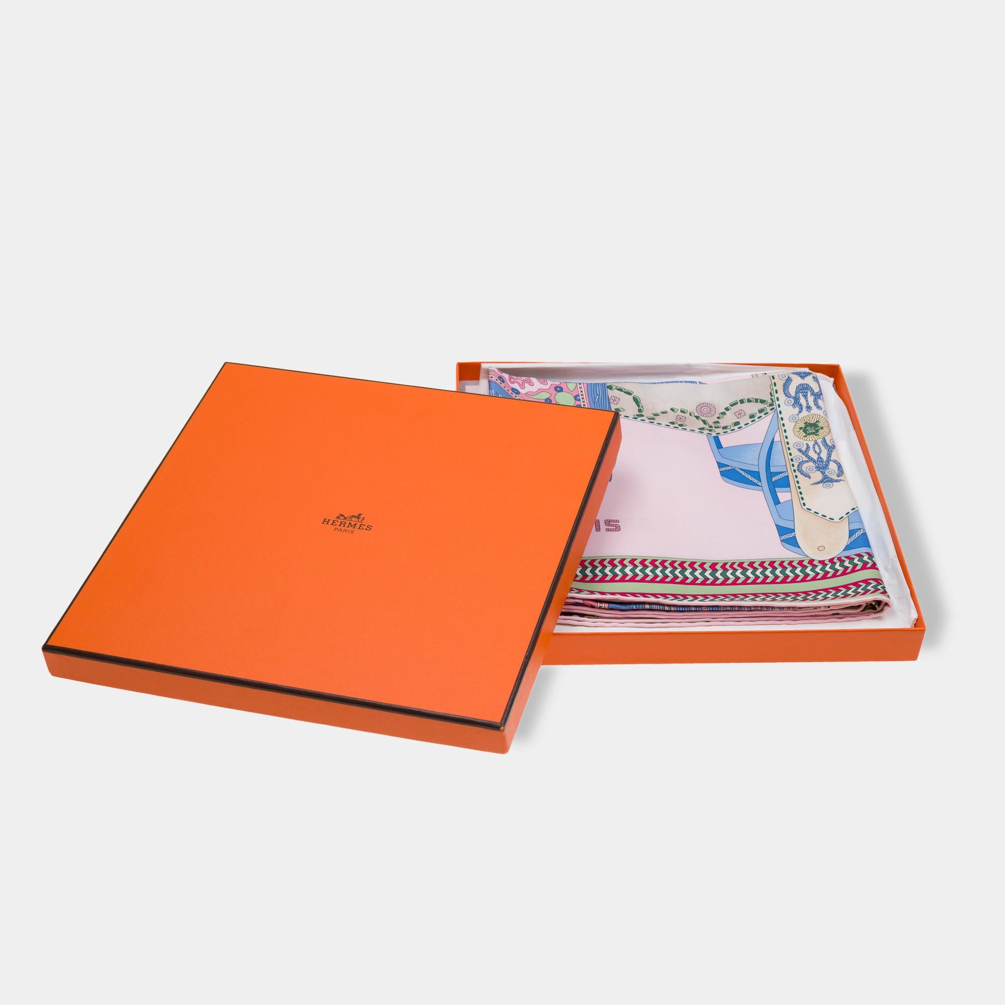 The​ ​Hermès​ ​“Selle​ ​des​ ​Steppes”​ ​Carré​ ​90​ ​is​ ​a​ ​timeless​ ​accessory​ ​crafted​ ​from​ ​100%​ ​silk​ ​twill,​ ​finished​ ​with​ ​hand-rolled​ ​edges.​ ​Designed​ ​by​ ​Wlodek​ ​Kaminski,​ ​this​ ​scarf​ ​captures​ ​the​ ​essence​ ​of​