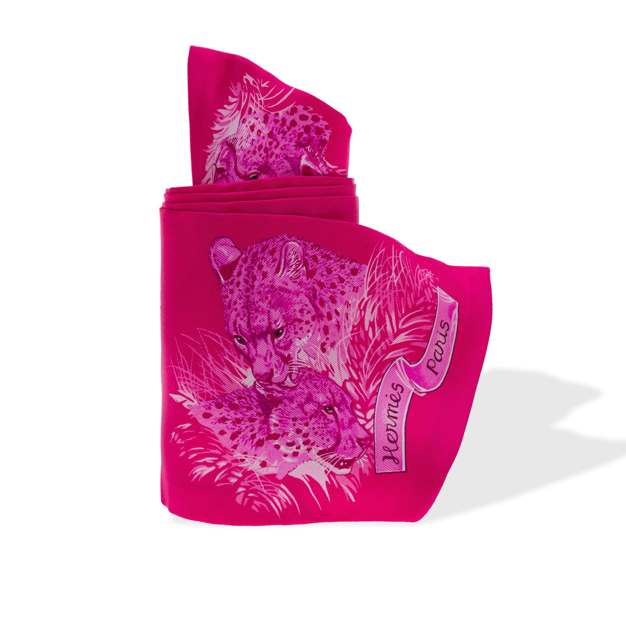 This​ ​Hermès​ ​Slim​ ​Guepards​ ​Maxi-Twilly​ ​is​ ​a​ ​versatile​ ​and​ ​elegant​ ​accessory,​ ​perfect​ ​for​ ​bringing​ ​a​ ​touch​ ​of​ ​color​ ​to​ ​your​ ​wardrobe.​ ​Its​ ​leopard​ ​pattern,​ ​signed​ ​Robert​ ​Dallet,​ ​makes​ ​it​ ​a​