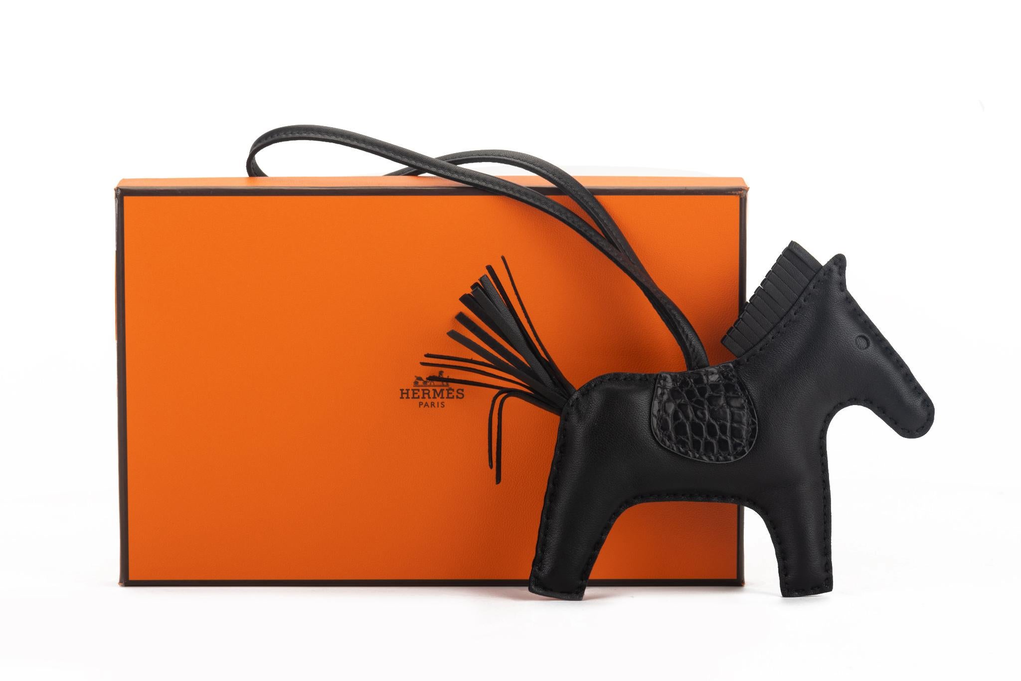 HERMES Milo Lambskin Matte Alligator Touch Grigri Rodeo Horse Bag Charm MM So Black. Date stamp Z for 2021 . Comes with original box.
