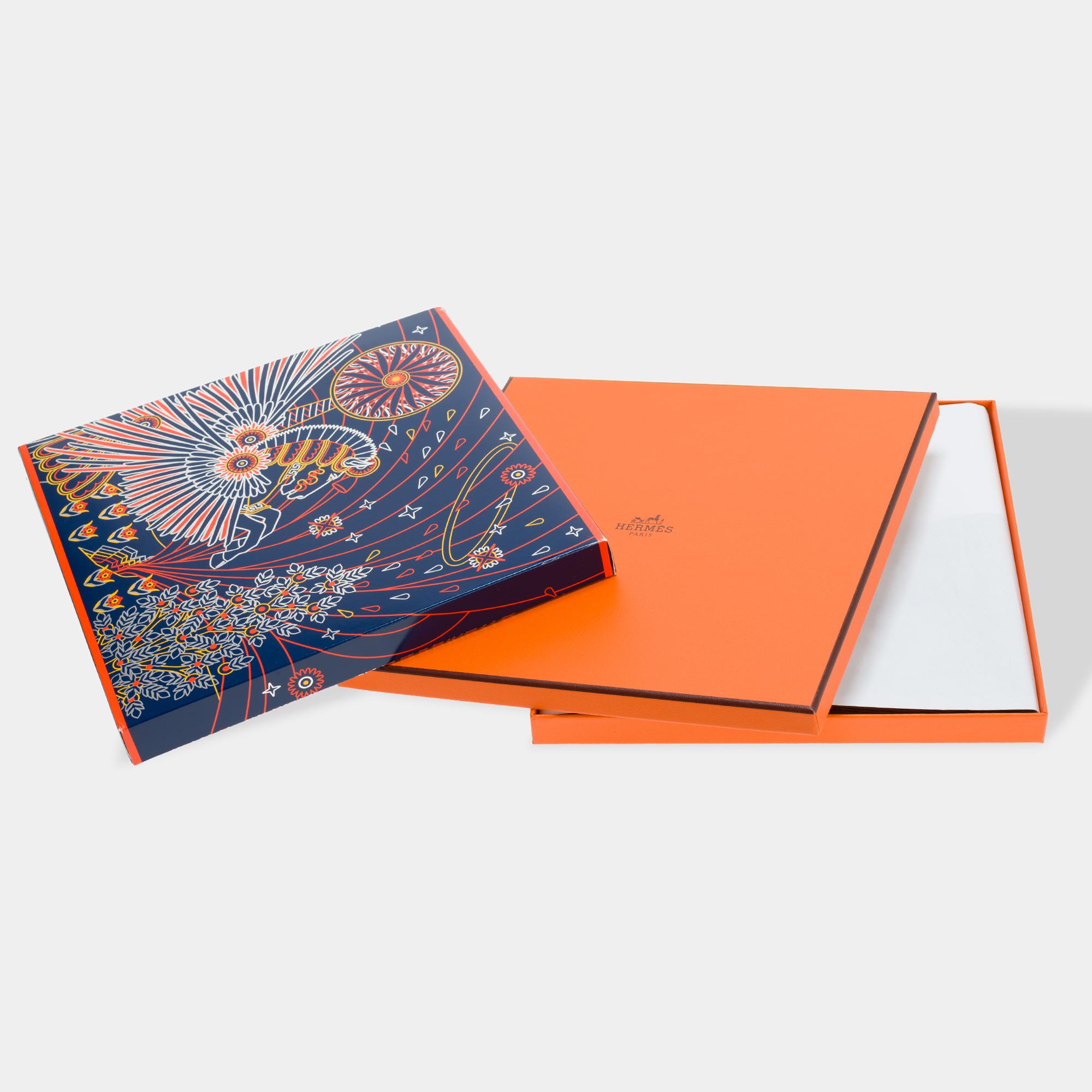 The​ ​Gavroche​ ​«La​ ​Pâtisserie​ ​Française»​ ​by​ ​Hermès​ ​is​ ​a​ ​charming​ ​accessory​ ​made​ ​from​ ​100%​ ​silk​ ​twill​ ​and​ ​meticulously​ ​rolled​ ​by​ ​hand.​ ​Designed​ ​by​ ​Pierre-Marie​ ​Agin,​ ​this​ ​iconic​ ​small​ ​format​