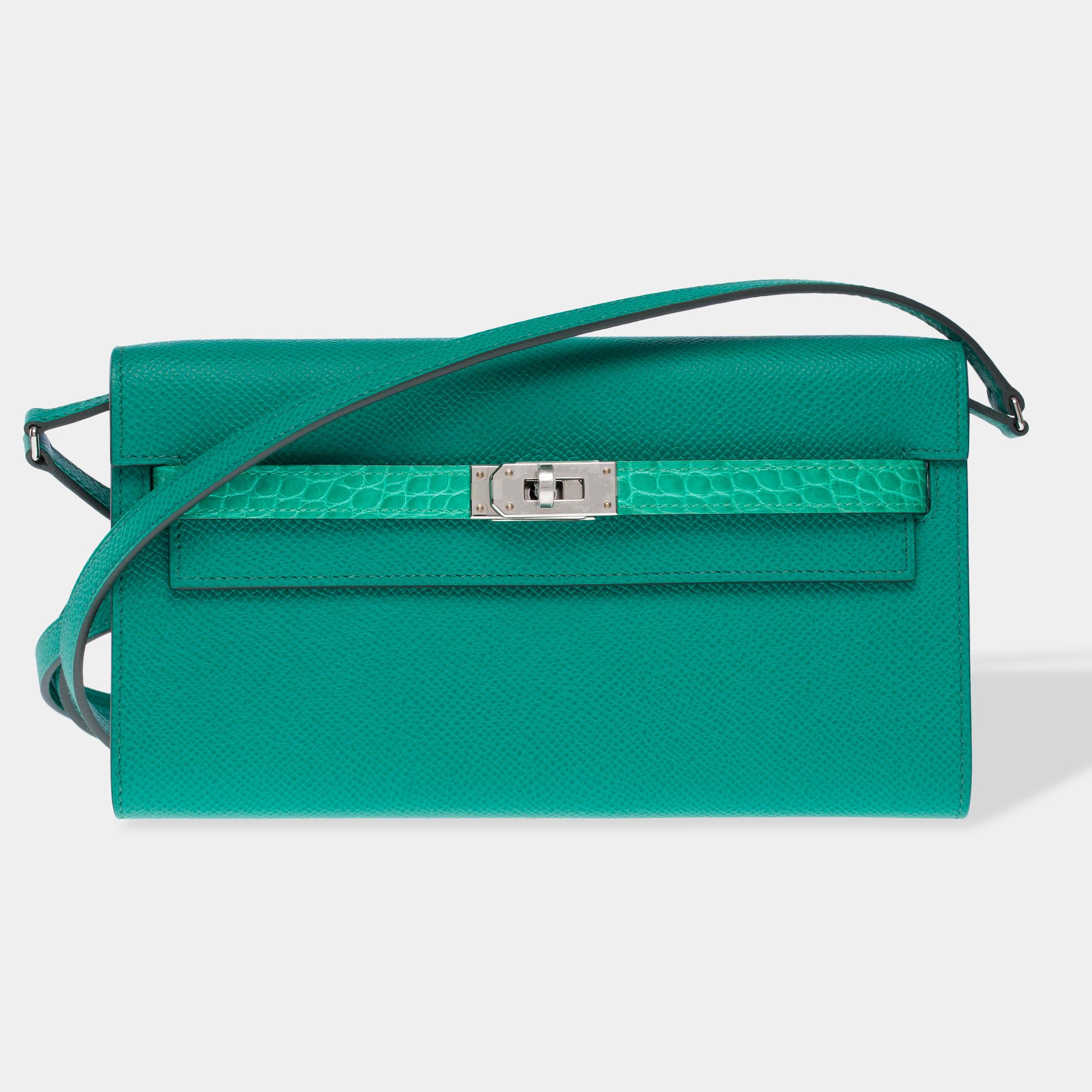 Atemberaubende Hermès Kelly To Go Touch aus jadegrünem Epsom-Kalbsleder und glänzendem Mississippiensis-Alligator, mit silbernem Metallbesatz, der das Tragen in der Hand ermöglicht

Klappenverschluss
Innenfutter aus grünem Leder, 3 Fächer, davon