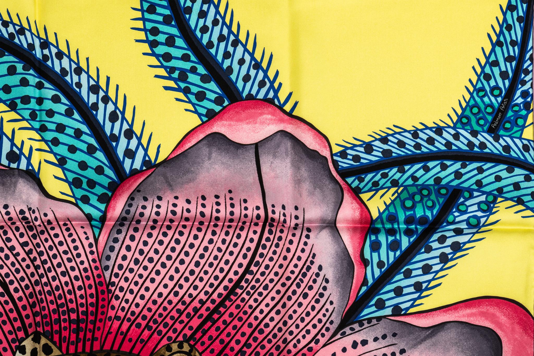Foulard in seta giallo e rosa di Hermès con giaguaro. Bordi arrotolati a mano. Nuovo con etichetta,  nessuna scatola.
