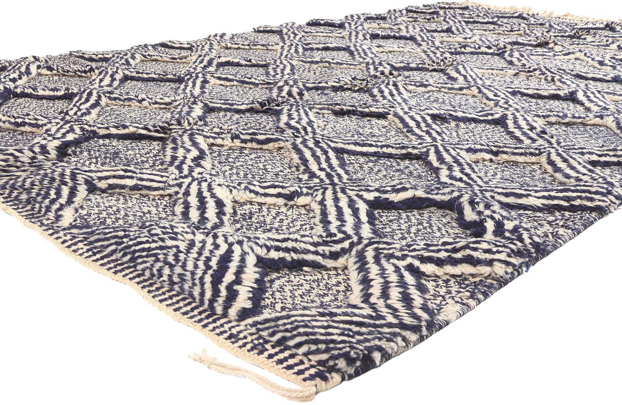 20667 Alfombra marroquí moderna Beni Mrirt alta-baja, 06'03 x 10'02. Embárcate en un viaje encantador con esta alfombra marroquí Beni Mrirt alta-baja meticulosamente elaborada, una cautivadora obra maestra que celebra la exquisita artesanía