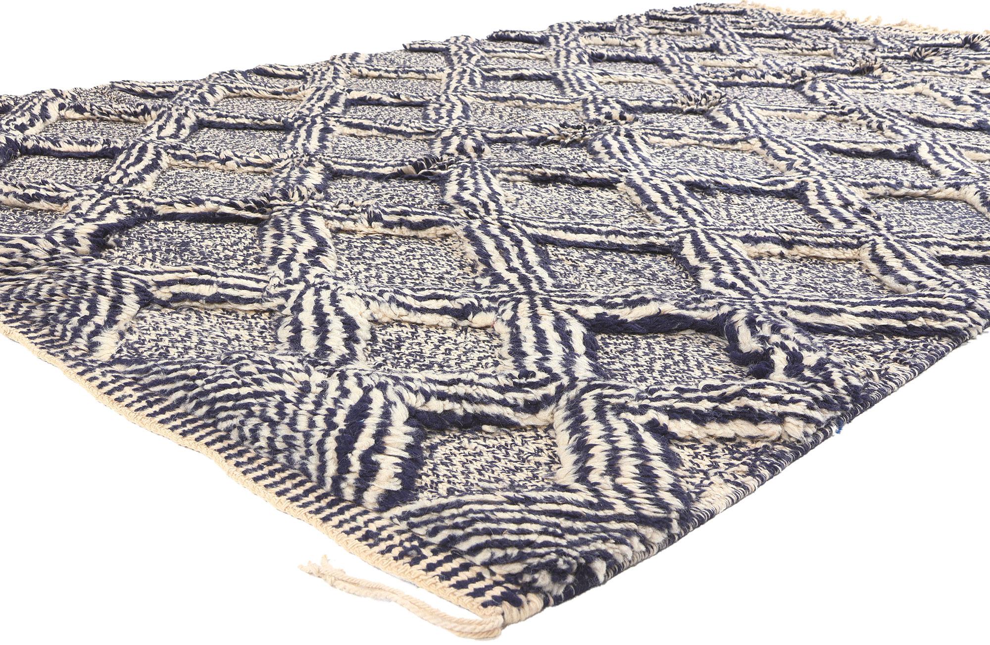 20667 Tapis marocain moderne Beni Mrirt High-Low, 06'03 x 10'02. Embarquez pour un voyage enchanteur avec ce tapis marocain haut-bas Beni Mrirt, un chef-d'œuvre captivant qui célèbre le savoir-faire exquis ancré dans la tradition berbère. L'œil est