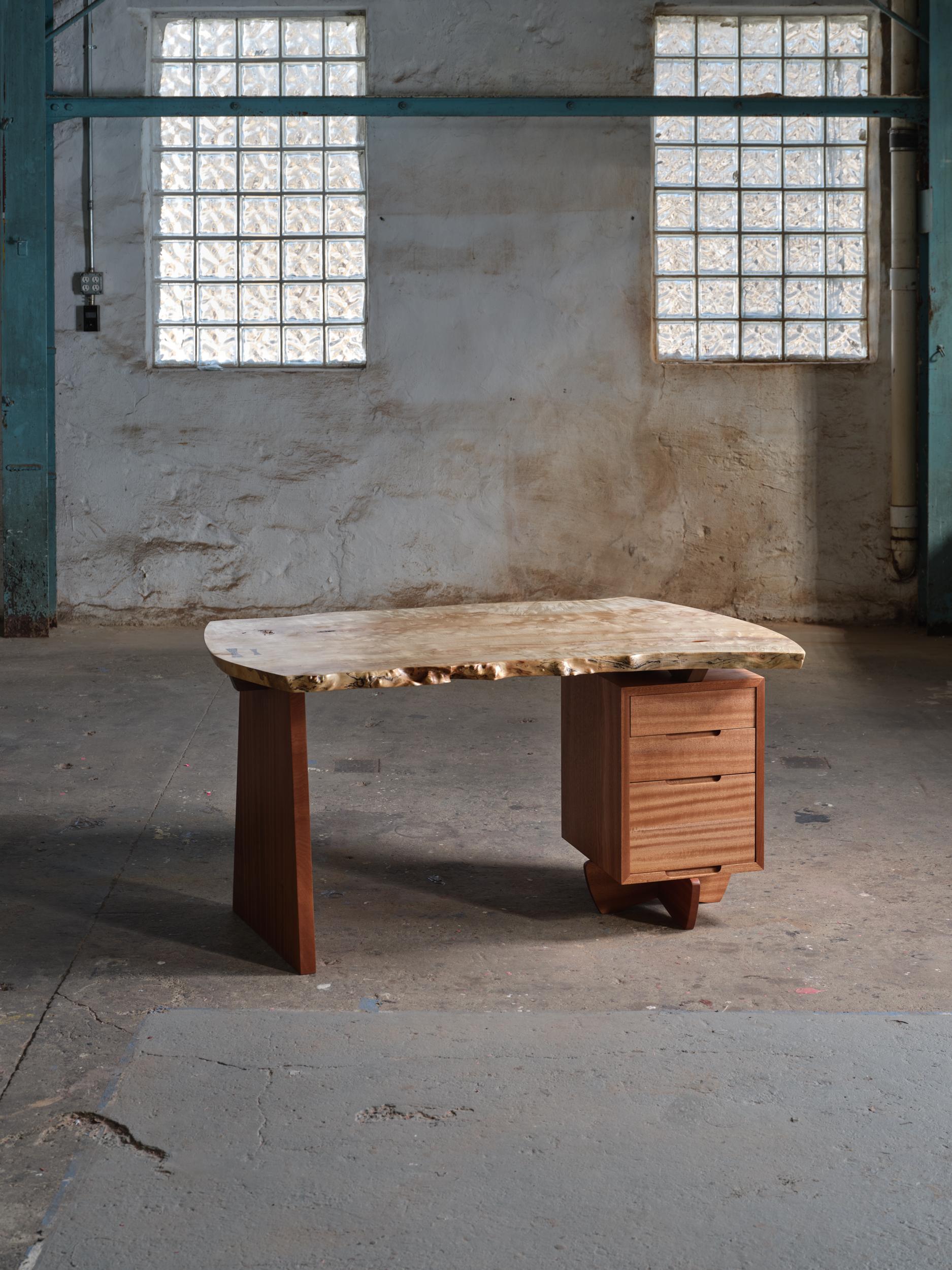 Handgefertigter Schreibtisch mit lebendiger Kante. Hergestellt aus stark gemasertem Holz mit einer Vielzahl von Holzarten zur Auswahl. Der Schreibtisch wurde von dem Designer Michael Oates entworfen und hergestellt. Der Einfluss der Gegend um New