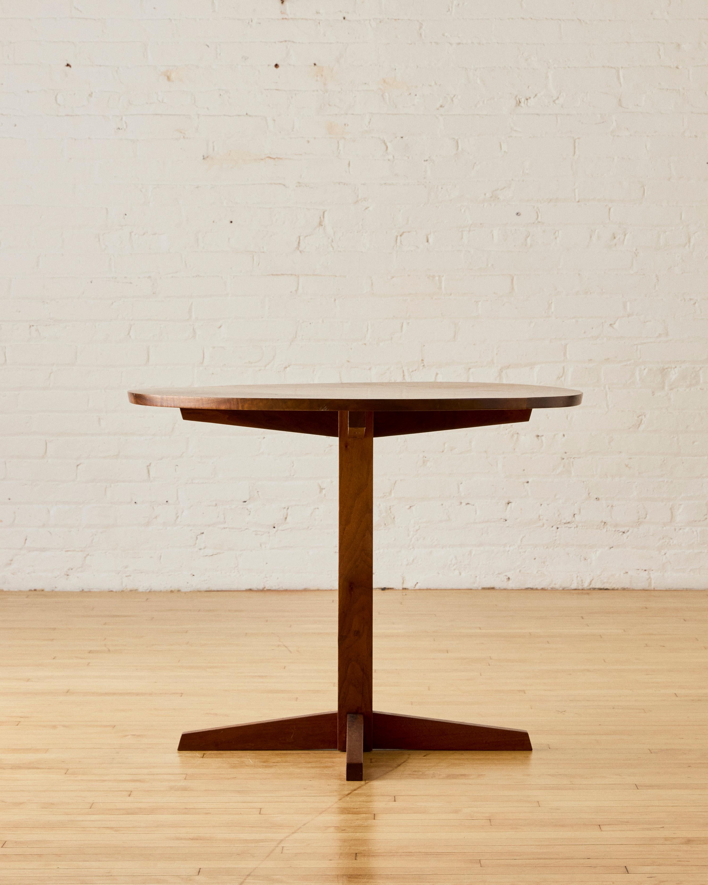 The Modern Modern Brisk One à la manière de George Nakashima 

George Katsutoshi Nakashima était un menuisier, un architecte et un fabricant de meubles américain qui fut l'un des principaux innovateurs du design de meubles du XXe siècle et un père