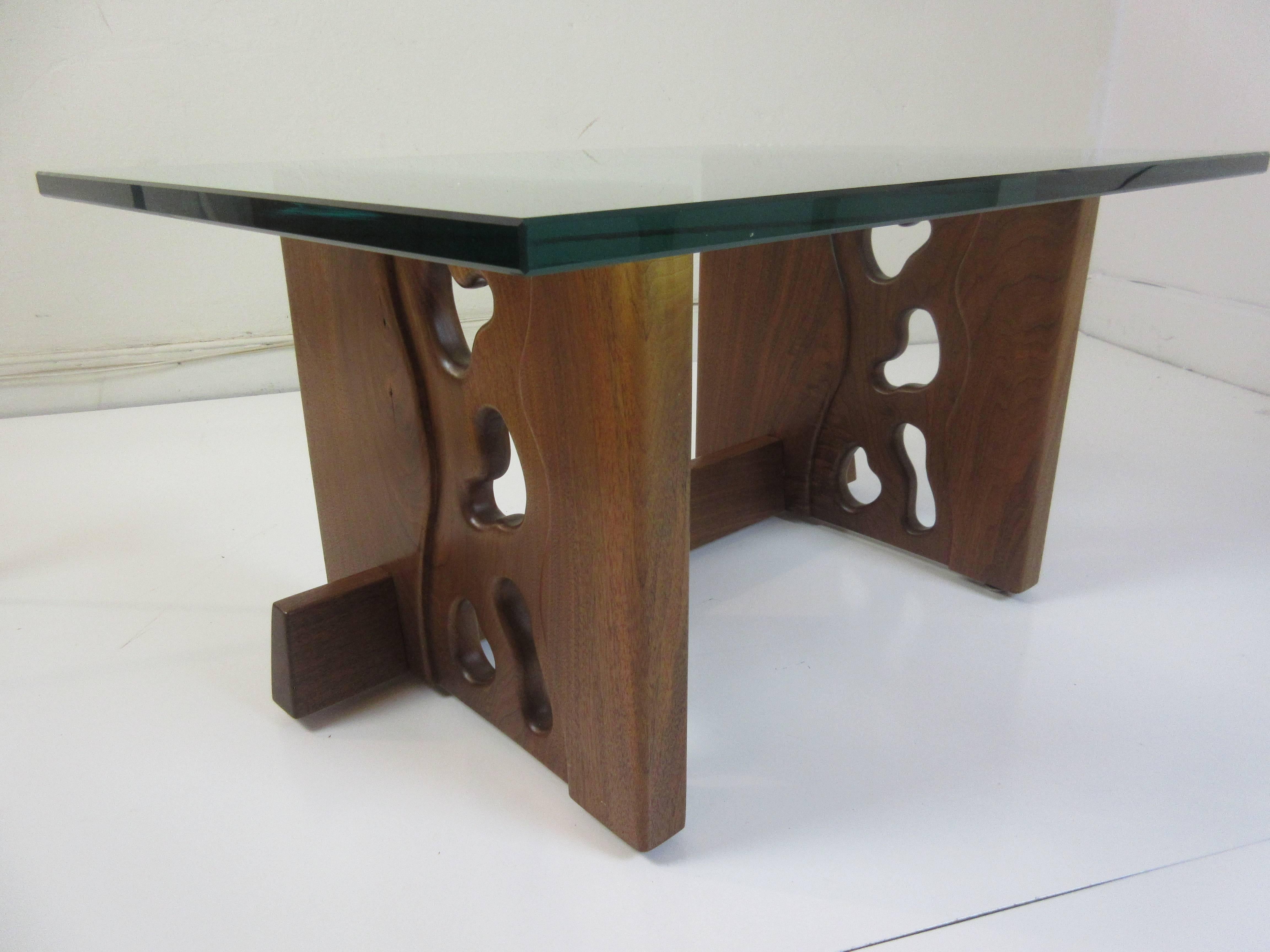 New Hope School walnut coffee table from 1978 by P. Wexter, signed bottom edge in pencil. Great size, with abstract carved side panels and one connecting Walnut rail.