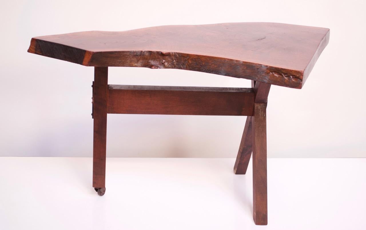 Mid-Century Modern Table d'appoint en noyer à bord vif de style New Hope de Studio Craft en vente