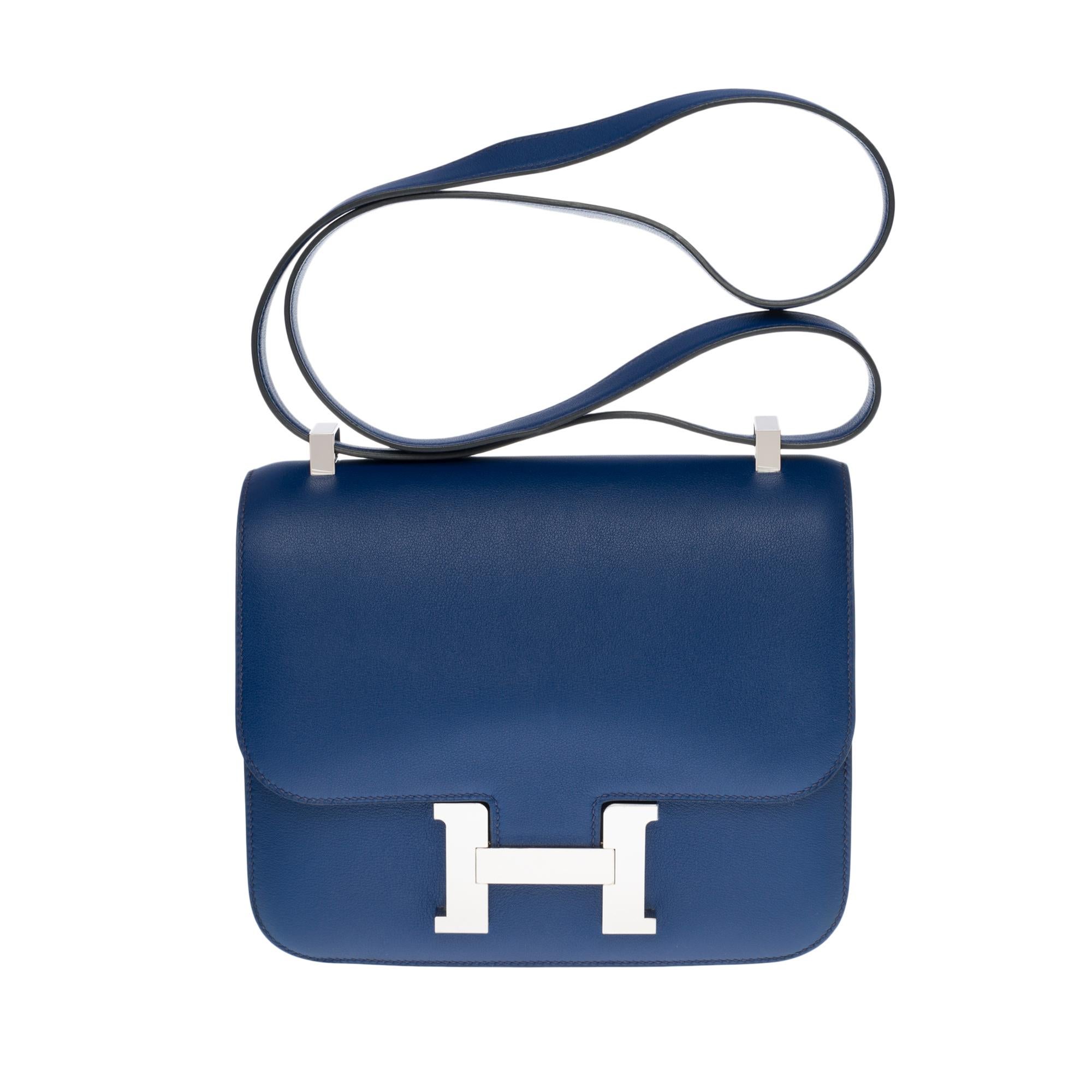 SPECIAL ORDER - HSS CONSTANCE 24

Splendid and Rare Hermès Constance24 shoulder bag Special order (recognizable by horseshoe) in sapphire blue Evercolor leather, palladium silver metal hardware, a shoulder strap in blue leather allowing a shoulder