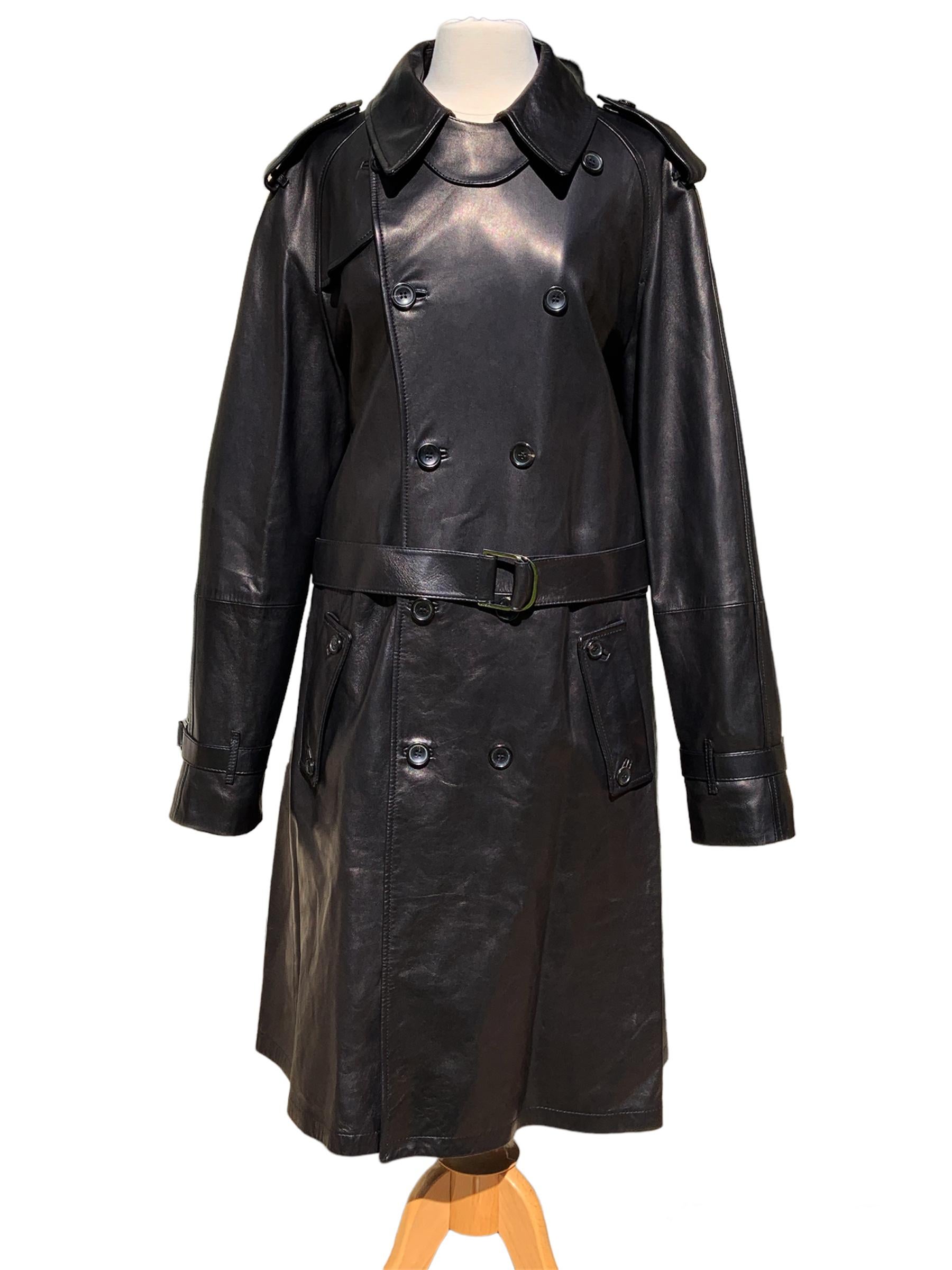 Der neue und ikonische schwarze Ledermantel von Tom Ford für Gucci für Herren
F/W 2001 Collection'S
Italienische Größe 54 (US 44)
Echtes Leder, Zweireiher, Schulterklappen, abnehmbarer Gürtel, Seitentaschen, Innentasche.
Rückenschlitz mit
