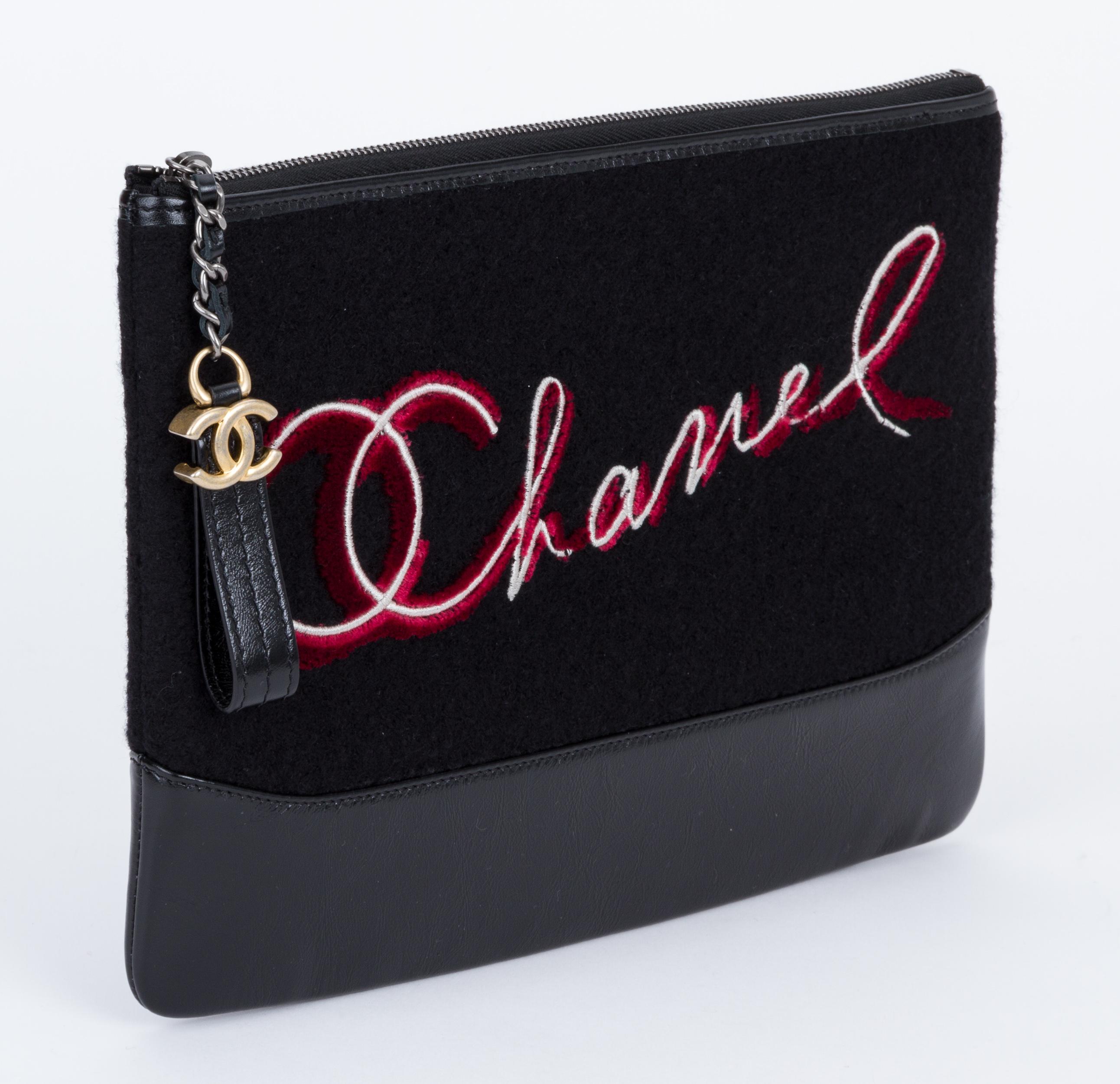 Chanel brandneu in Box schwarz und rot Paris Salzburg Kupplung. Mit Hologramm, Ausweis, Broschüre, Schutzhülle, Kamelie, Band und Schachtel.