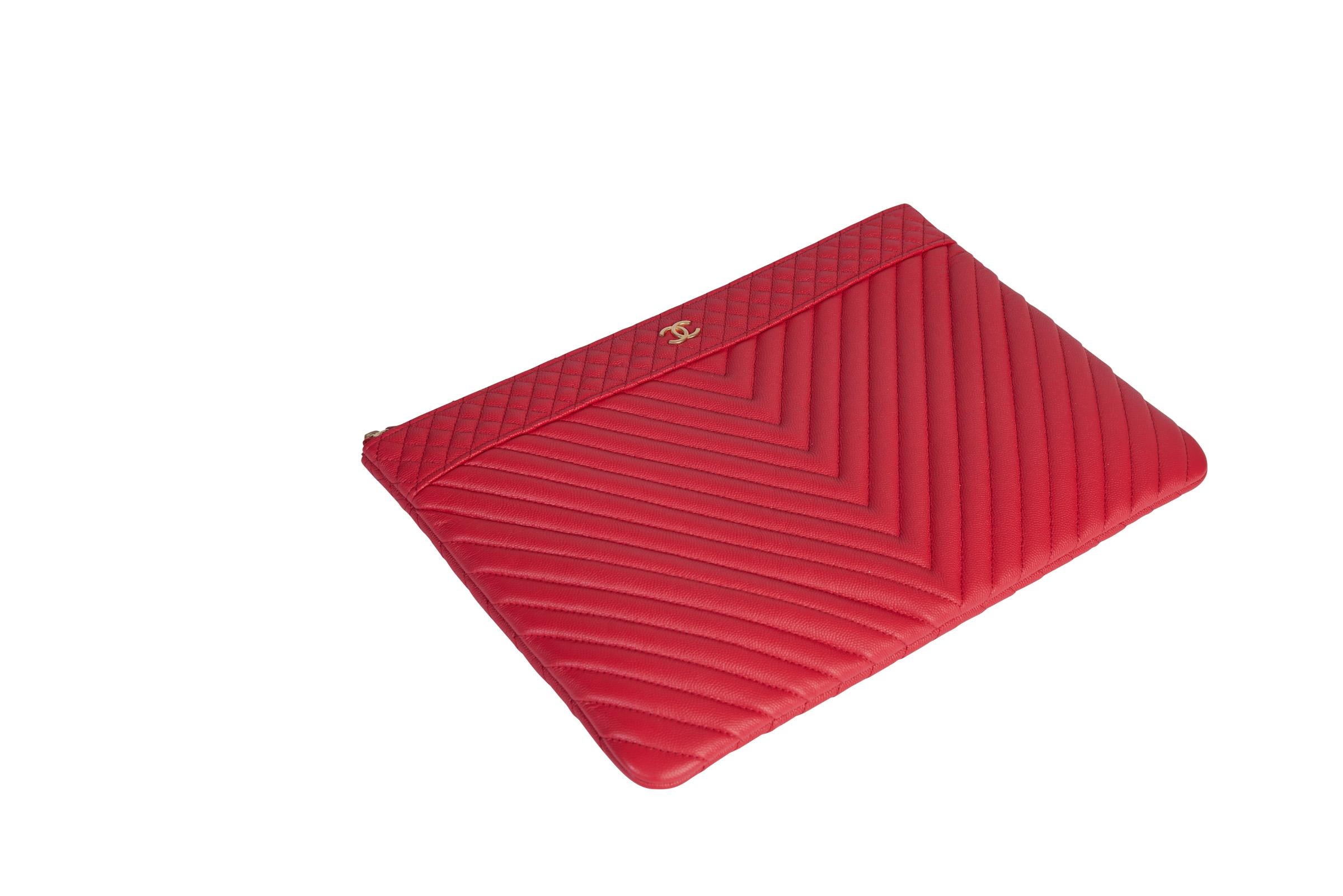 New in Box Chanel Coral Caviar Chevron Clutch Bag In New Condition In West Hollywood, CA