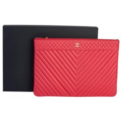 Chanel Chevron-Clutch mit Koralle in Kaviar, neu im Karton