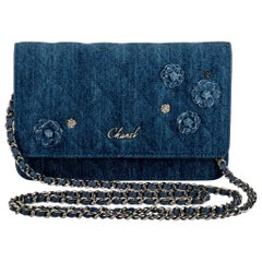 Neu in Box Chanel Denim Camellia Umhängetasche