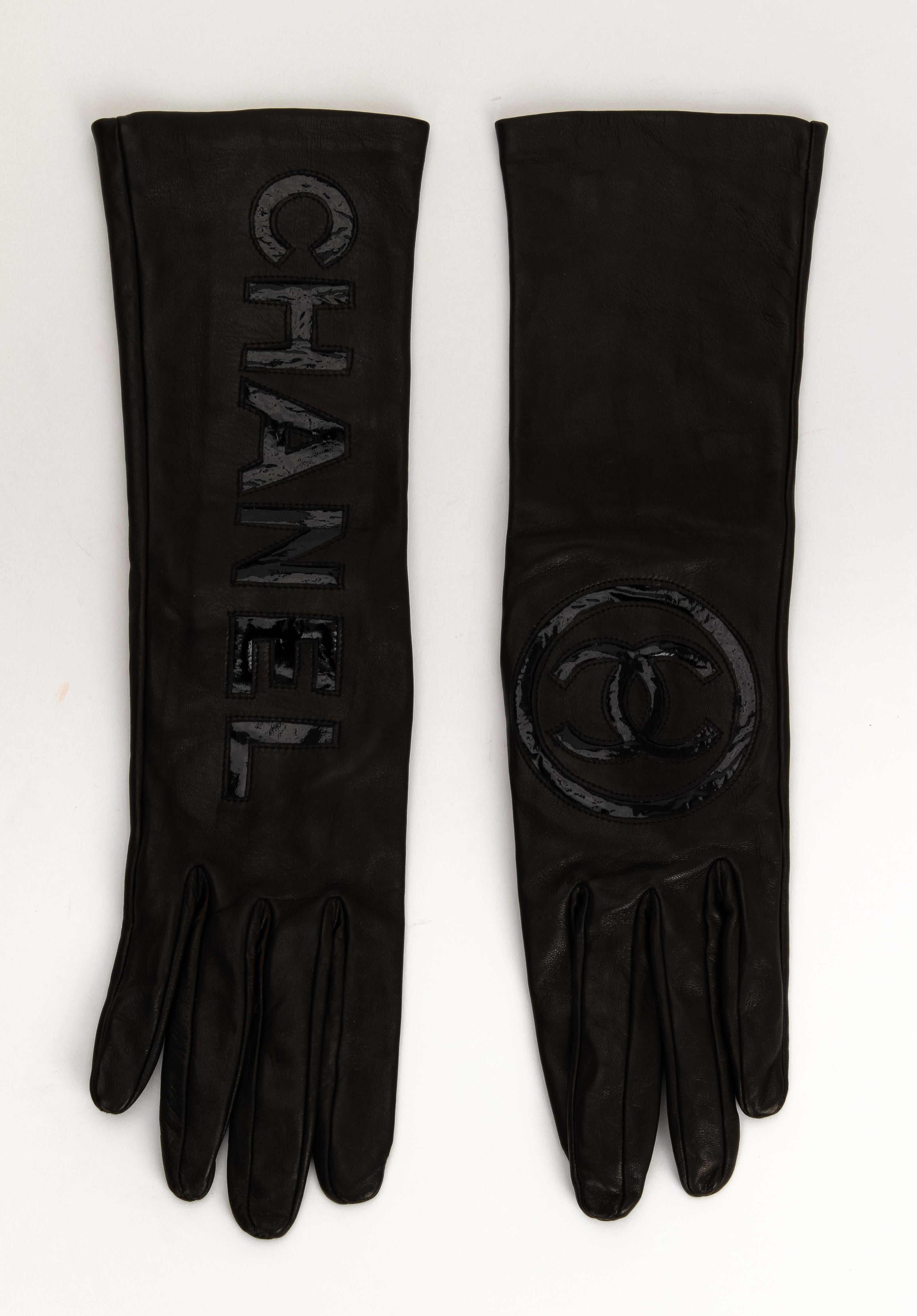New in Box Chanel Lambskin Black White Logo Gloves In New Condition In West Hollywood, CA