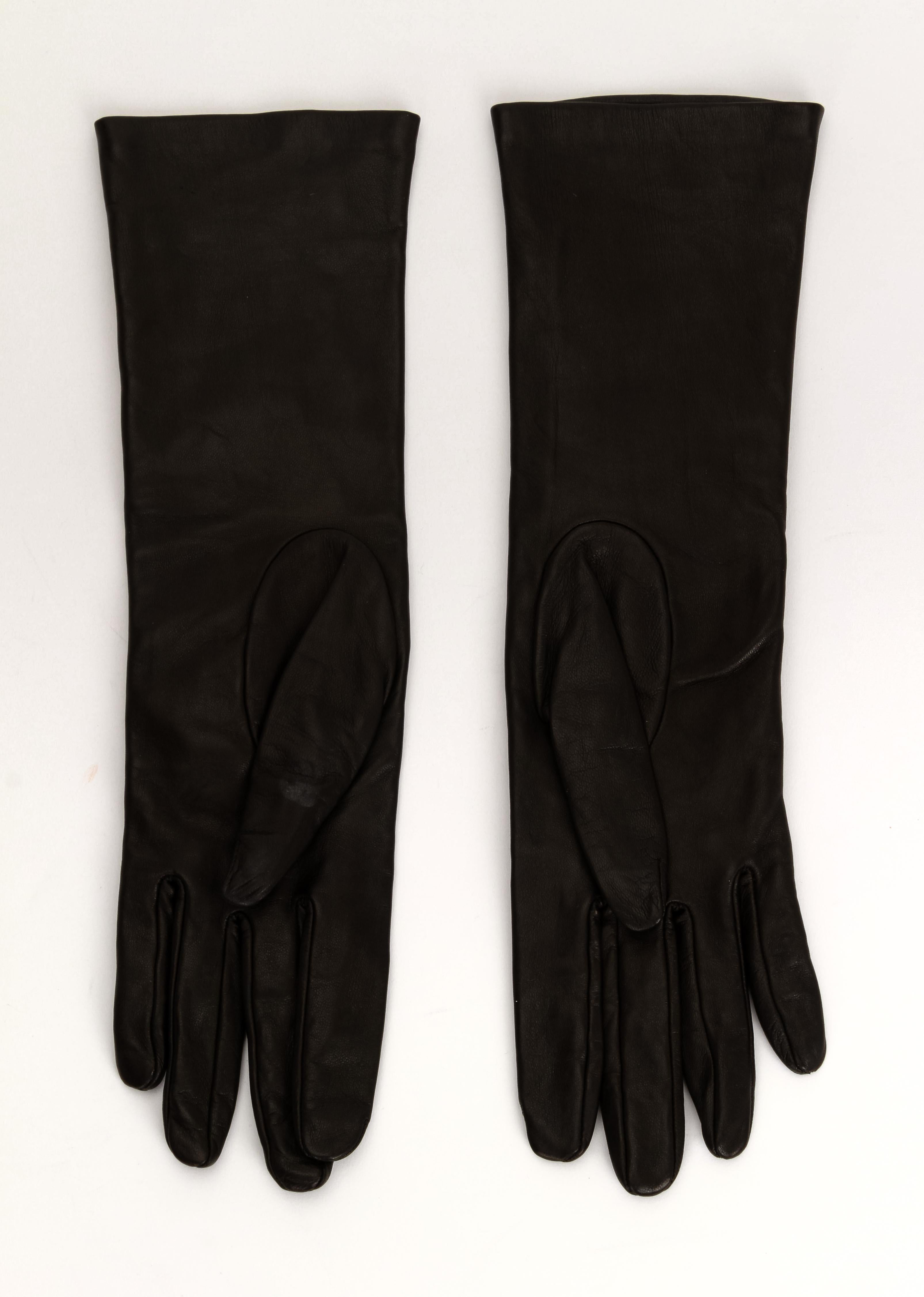 Women's New in Box Chanel Lambskin Black White Logo Gloves